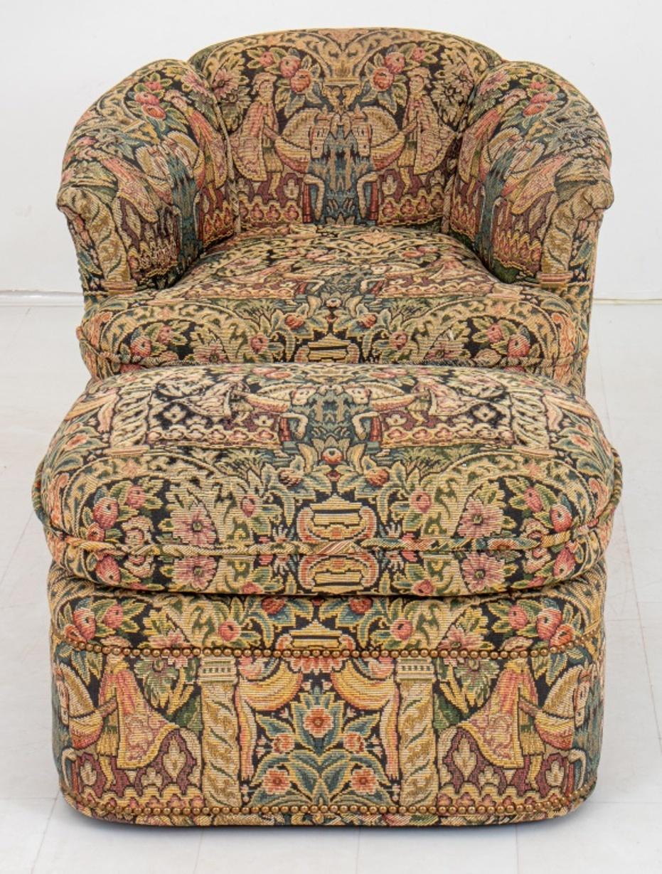 Fauteuil vintage et tabouret pouf ottoman en tapisserie à l'aiguille polychrome à motifs floraux et figuratifs, avec détails de clous.

Concessionnaire : S138XX