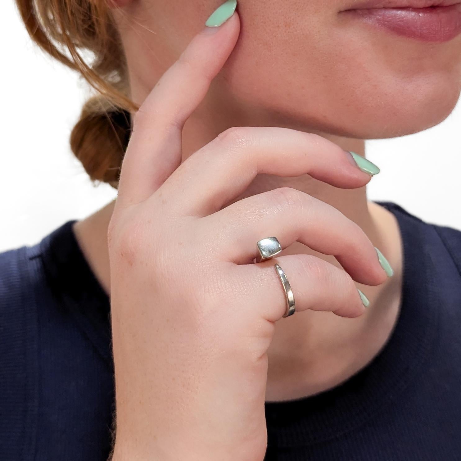 Un raffinato anello d'argento modernista firmato.

Di Neils Erik From (nato nel 1908 e morto nel 1982).

In argento sterling.

A forma di chiodo antico a taglio quadrato.

Marcato all'interno.

Un design moderno danese semplicemente