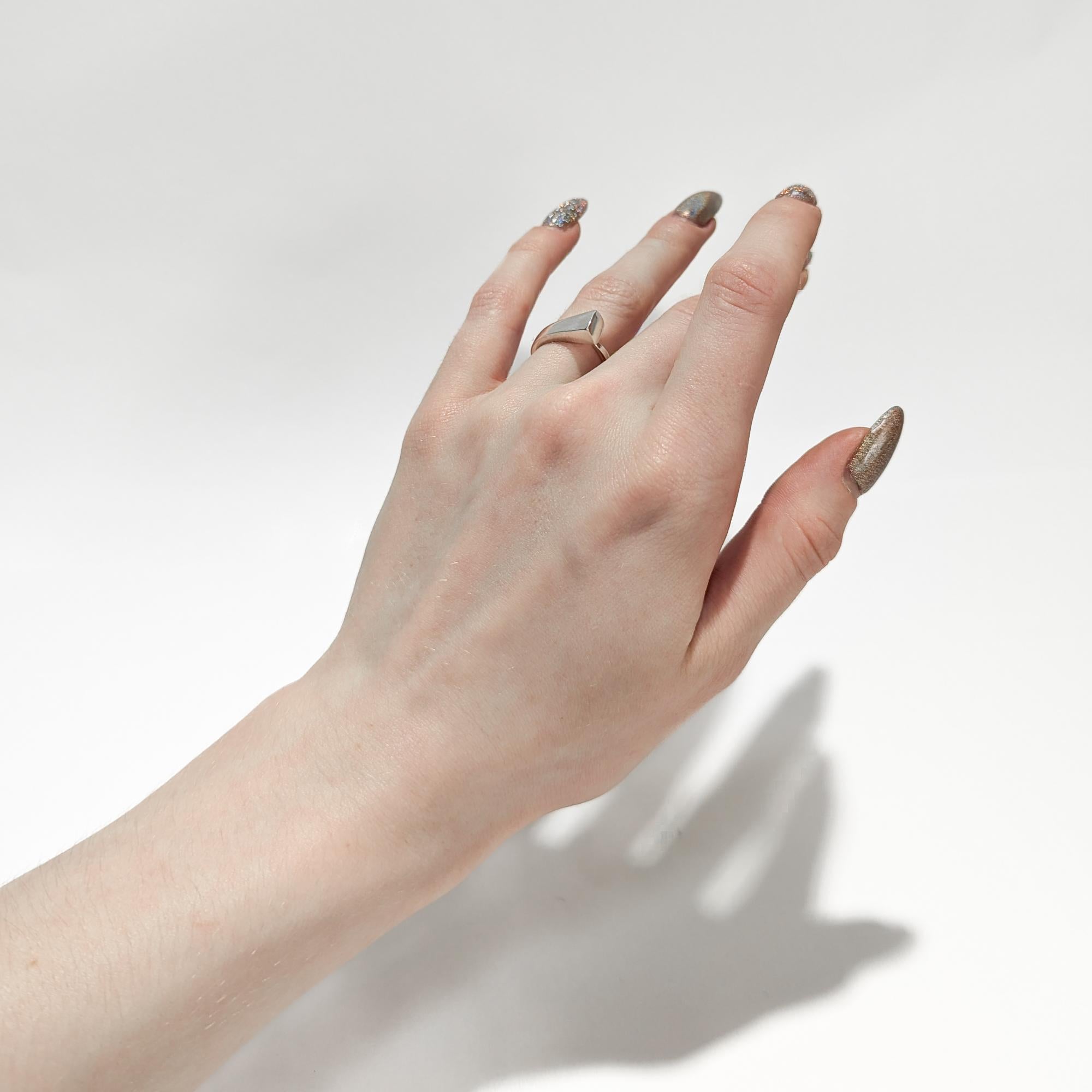Modernista Anello d'epoca in argento Sterling Neils Erik From Modernist 'Square Cut Nail' (chiodo a taglio quadrato) in vendita