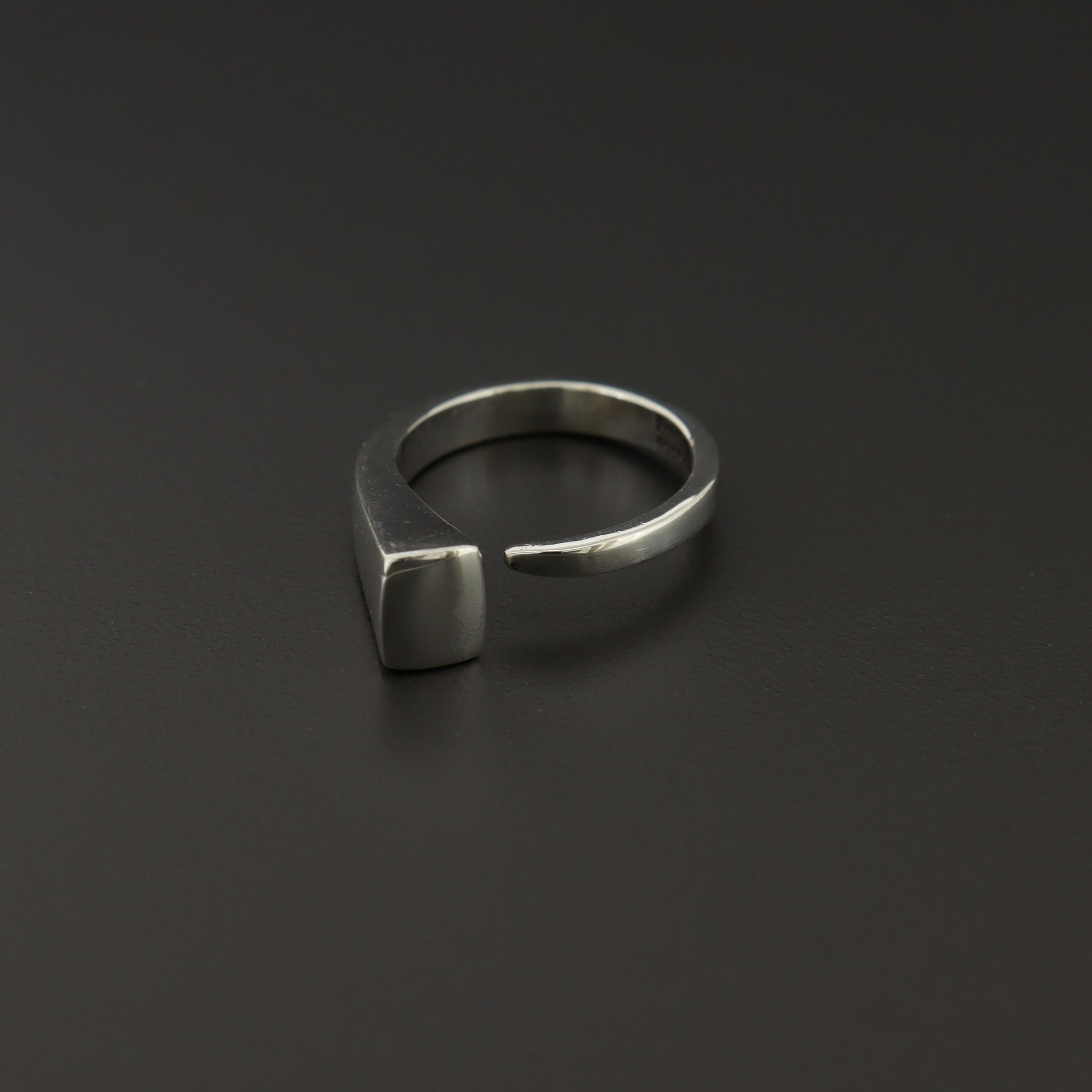 Anello d'epoca in argento Sterling Neils Erik From Modernist 'Square Cut Nail' (chiodo a taglio quadrato) In condizioni buone in vendita a Philadelphia, PA