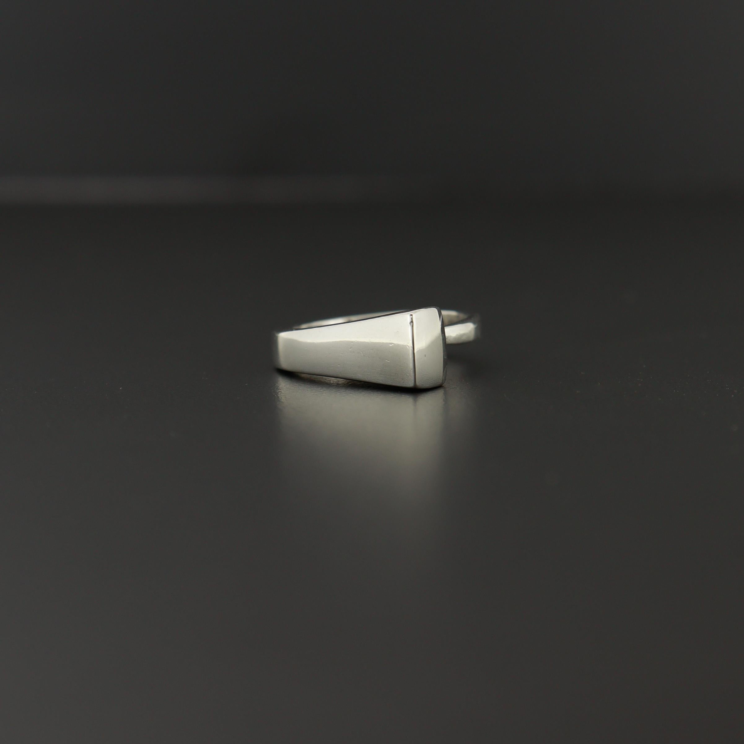 Anello d'epoca in argento Sterling Neils Erik From Modernist 'Square Cut Nail' (chiodo a taglio quadrato) in vendita 3