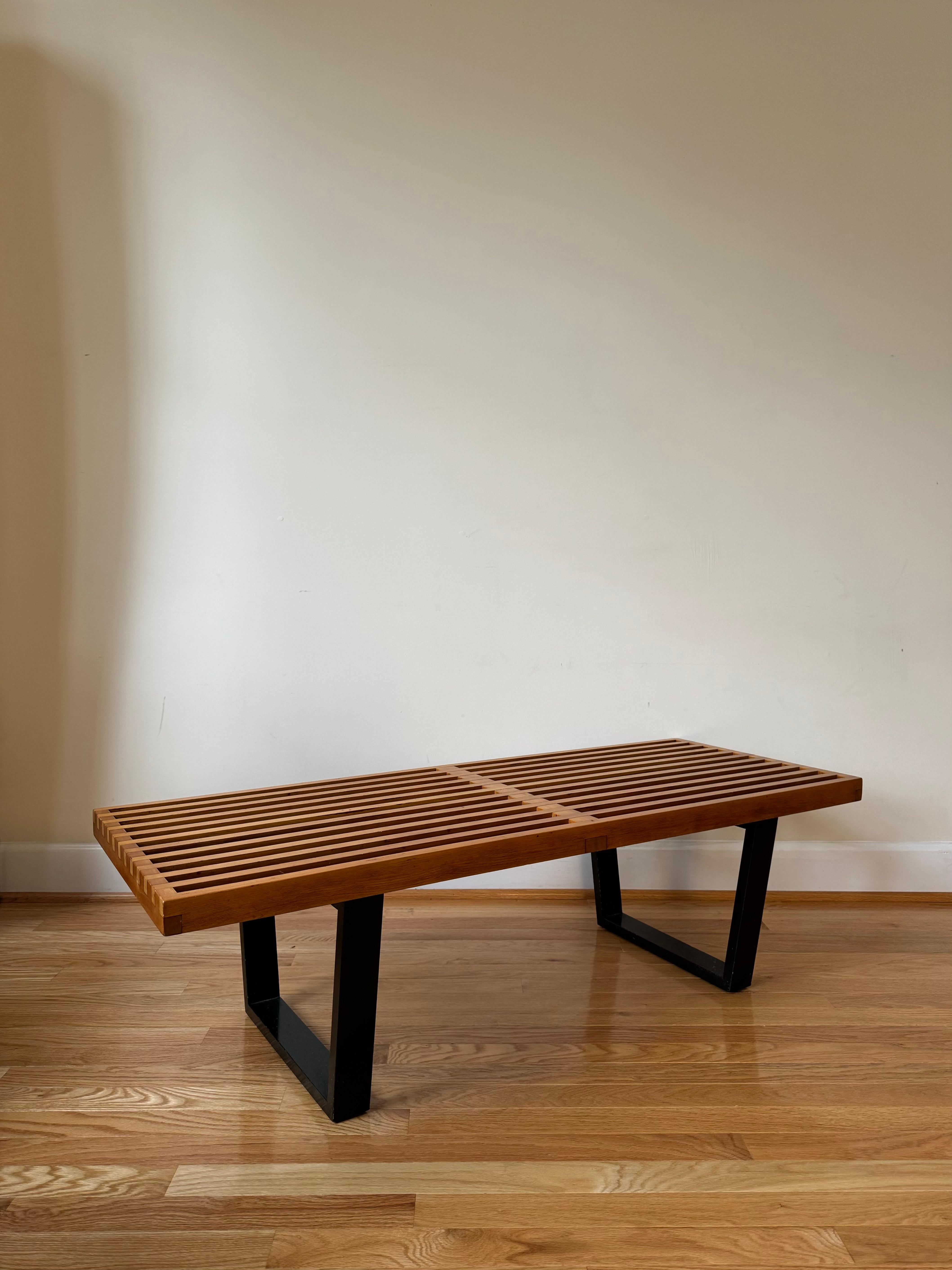 Per l'influente direttore del design di Herman Miller, George Nelson, l'utilità era importante quanto la bellezza. Progettata originariamente per il suo ufficio, dove Nelson sperava che il piano a doghe scoraggiasse i visitatori dal rimanere seduti