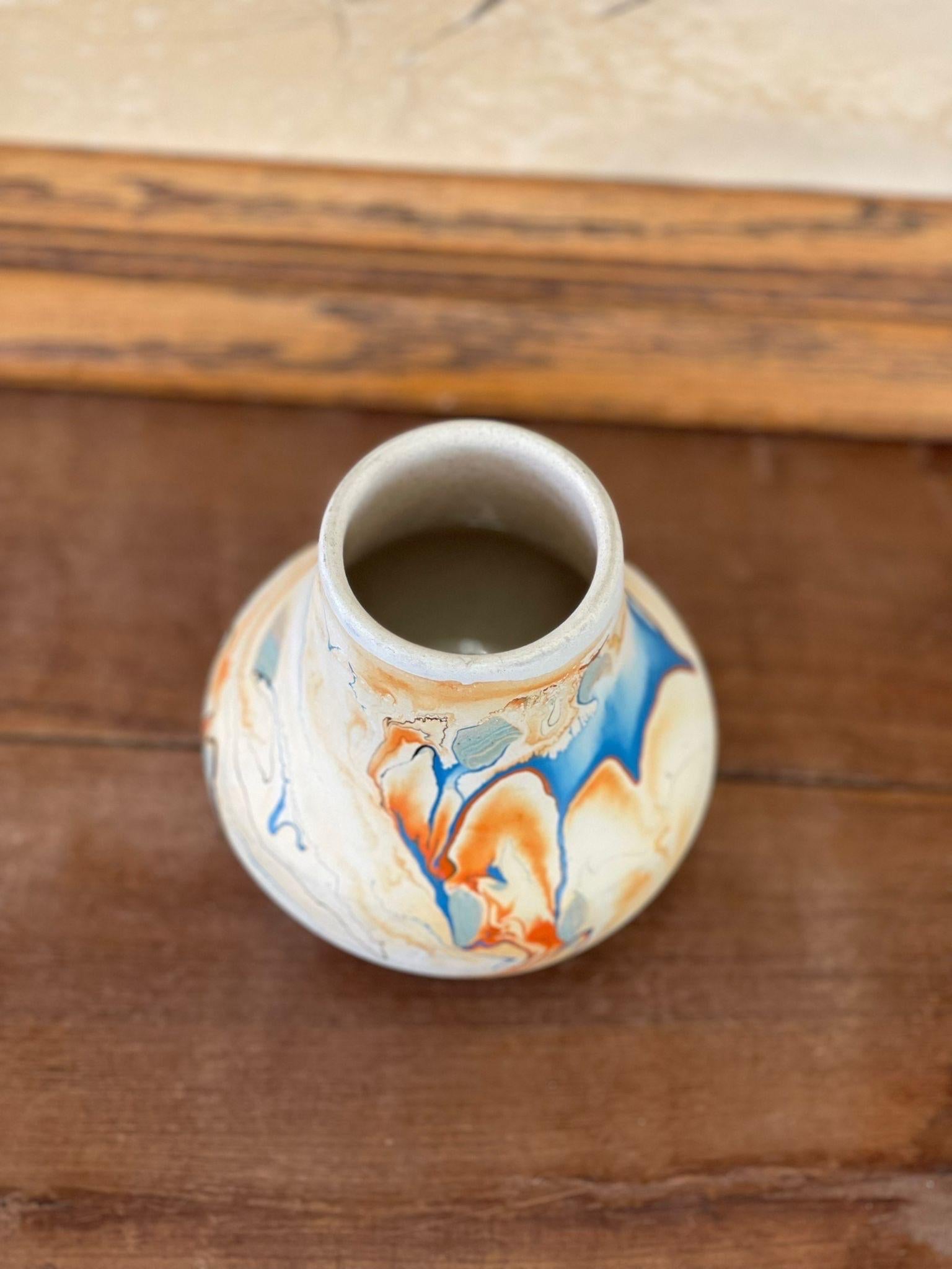 Vase Vintage Nemadji

Dimensions. 4 1/2 L ; 4 1/2 P ; 5 H