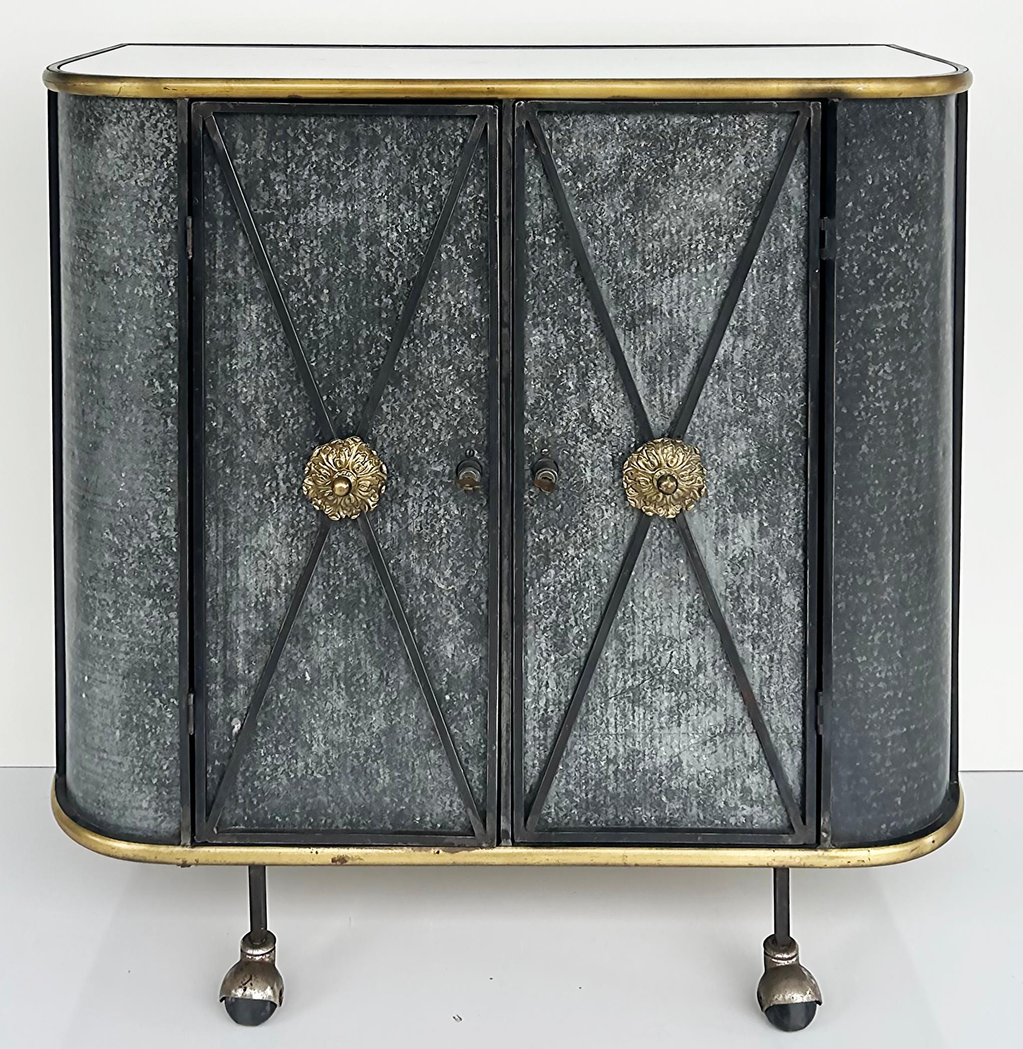 Armoire ou bar sec à 2 portes en fer, laiton ou métal, dessus en verre, de style néo-classique vintage  en vente 1