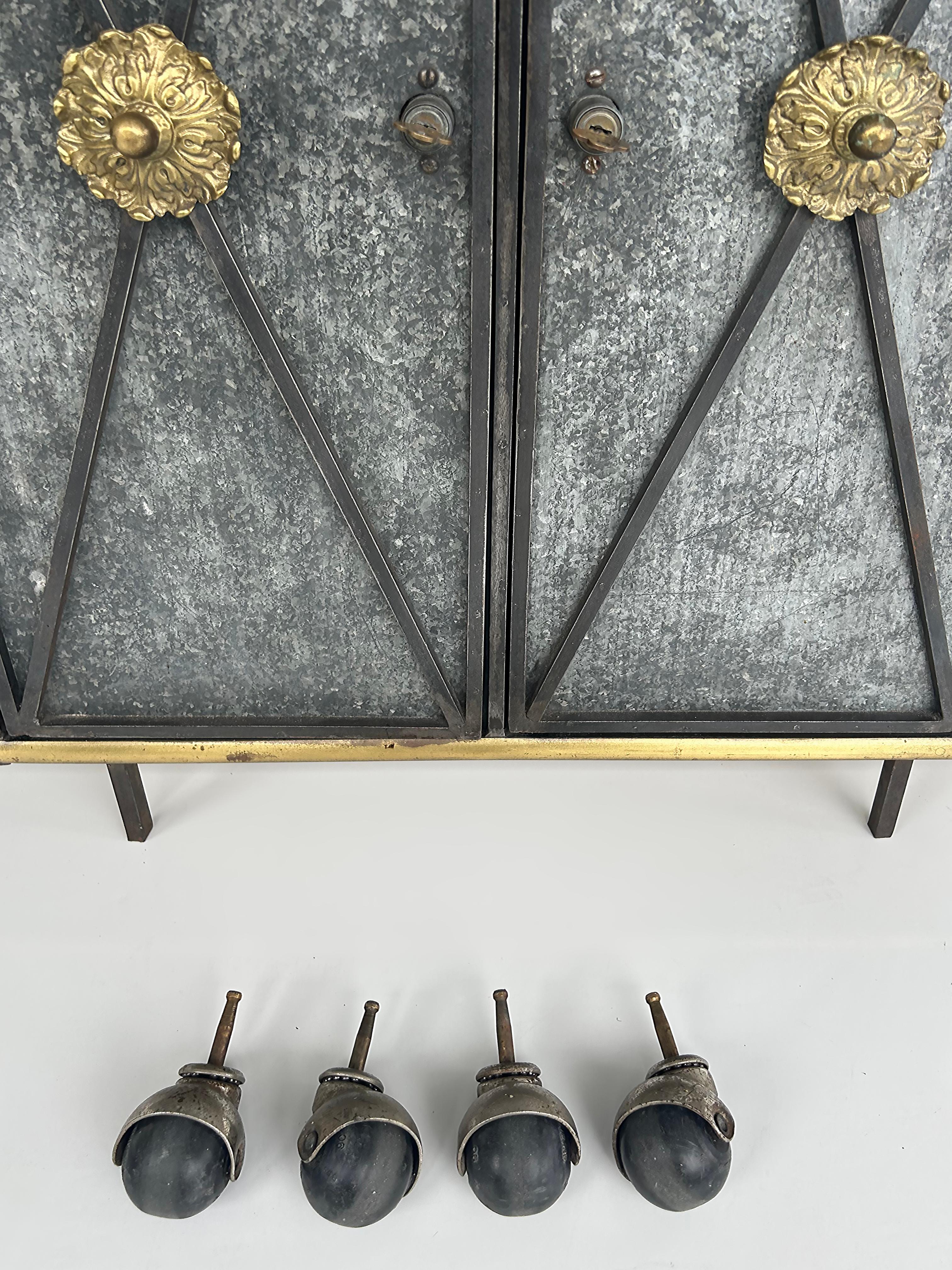 Armoire ou bar sec à 2 portes en fer, laiton ou métal, dessus en verre, de style néo-classique vintage  en vente 2