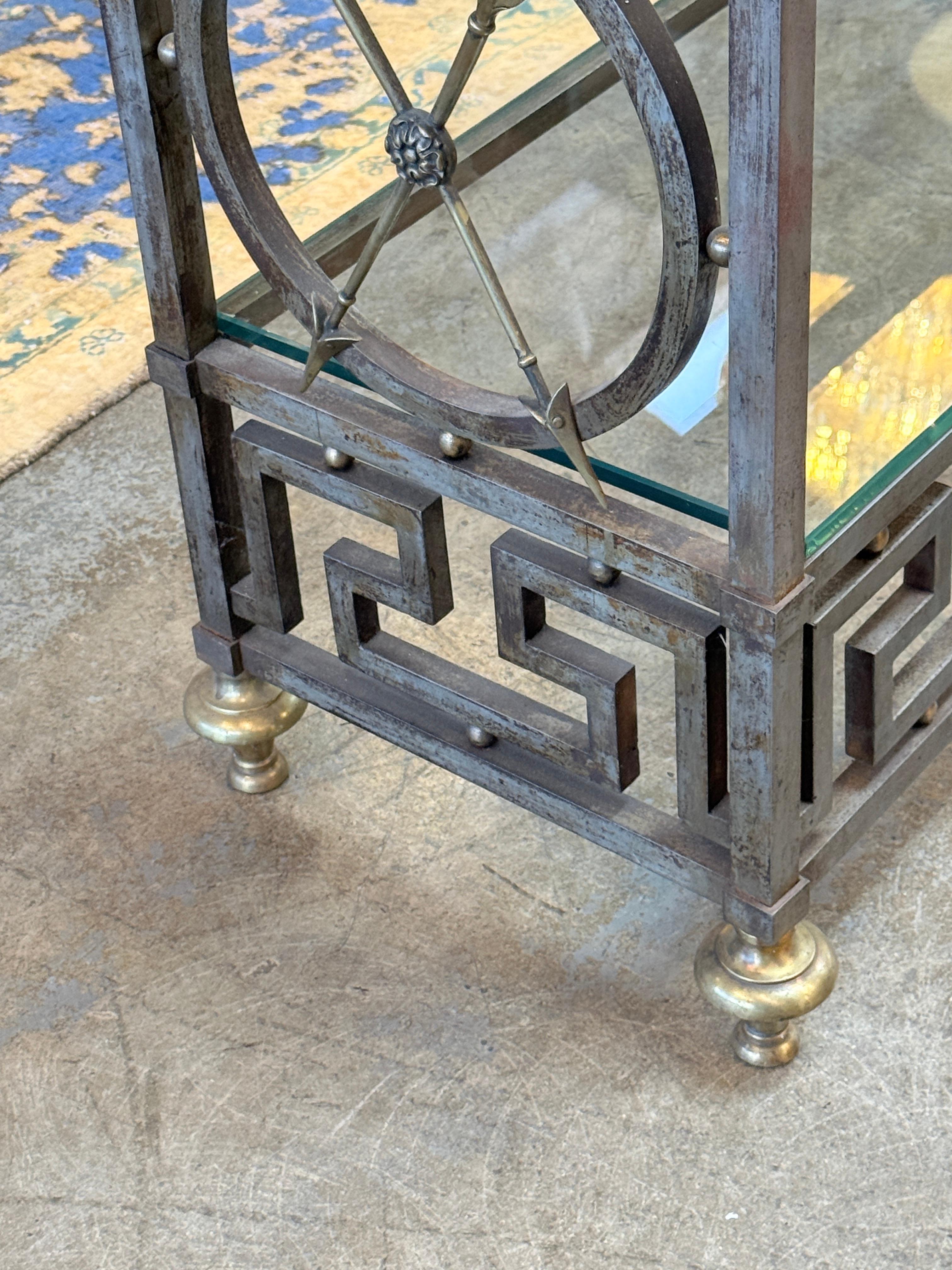 Vintage Neoklassische Messing und Glas Etagère mit Greek Key Detail im Angebot 4