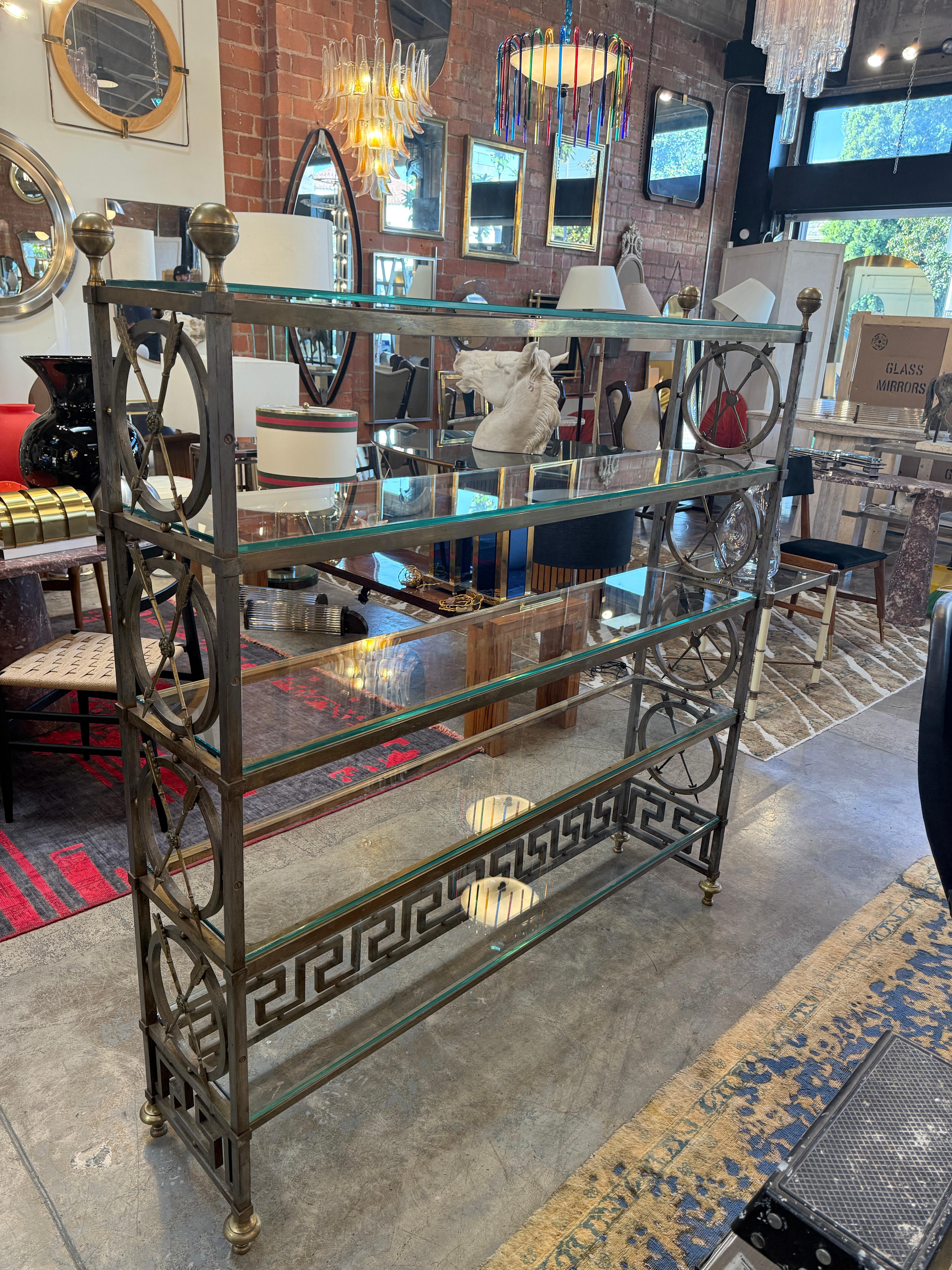 Vintage Neoklassische Messing und Glas Etagère mit Greek Key Detail (Moderne) im Angebot