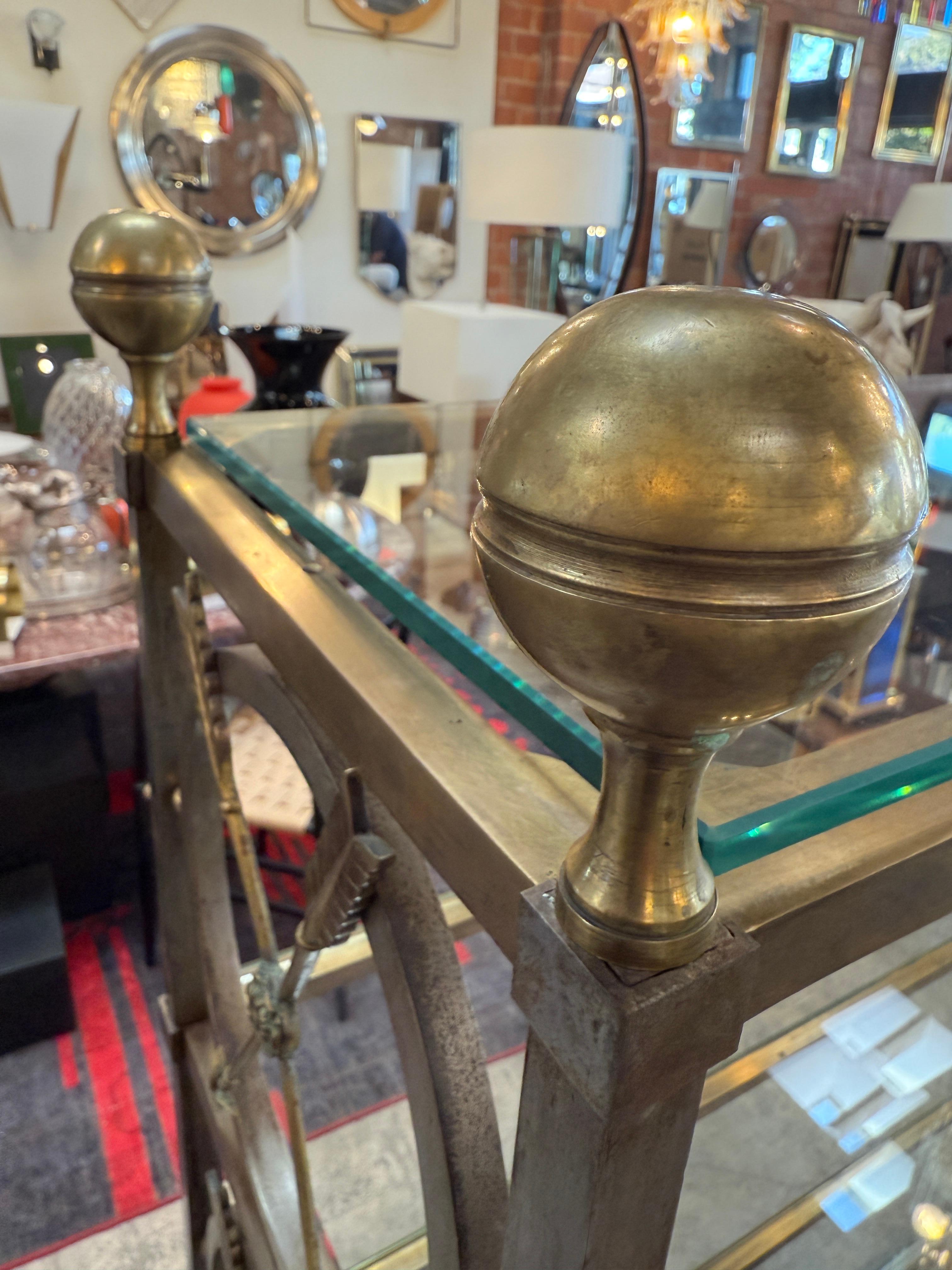 Vintage Neoklassische Messing und Glas Etagère mit Greek Key Detail im Zustand „Gut“ im Angebot in Los Angeles, CA