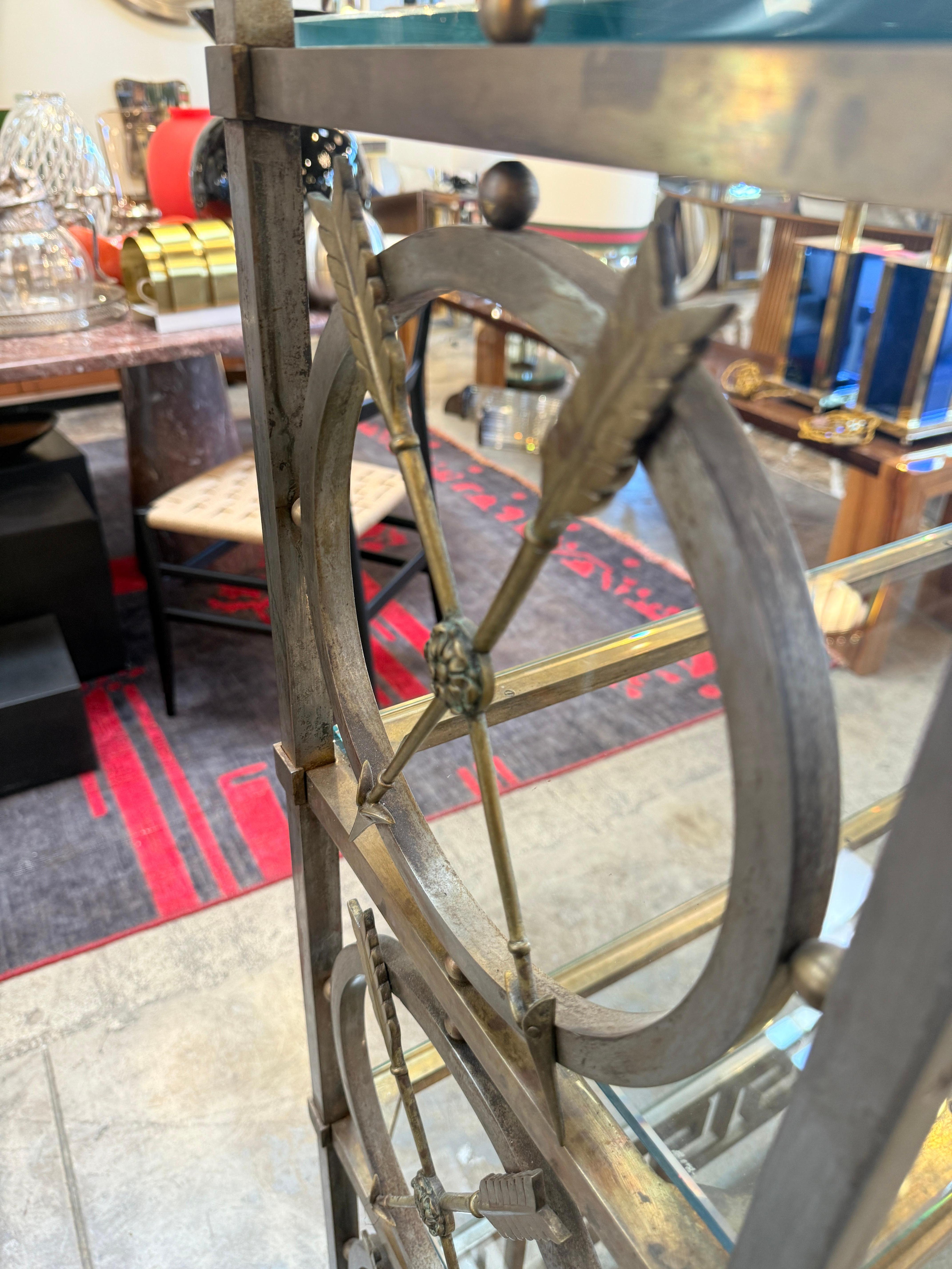 Vintage Neoklassische Messing und Glas Etagère mit Greek Key Detail (Mitte des 20. Jahrhunderts) im Angebot