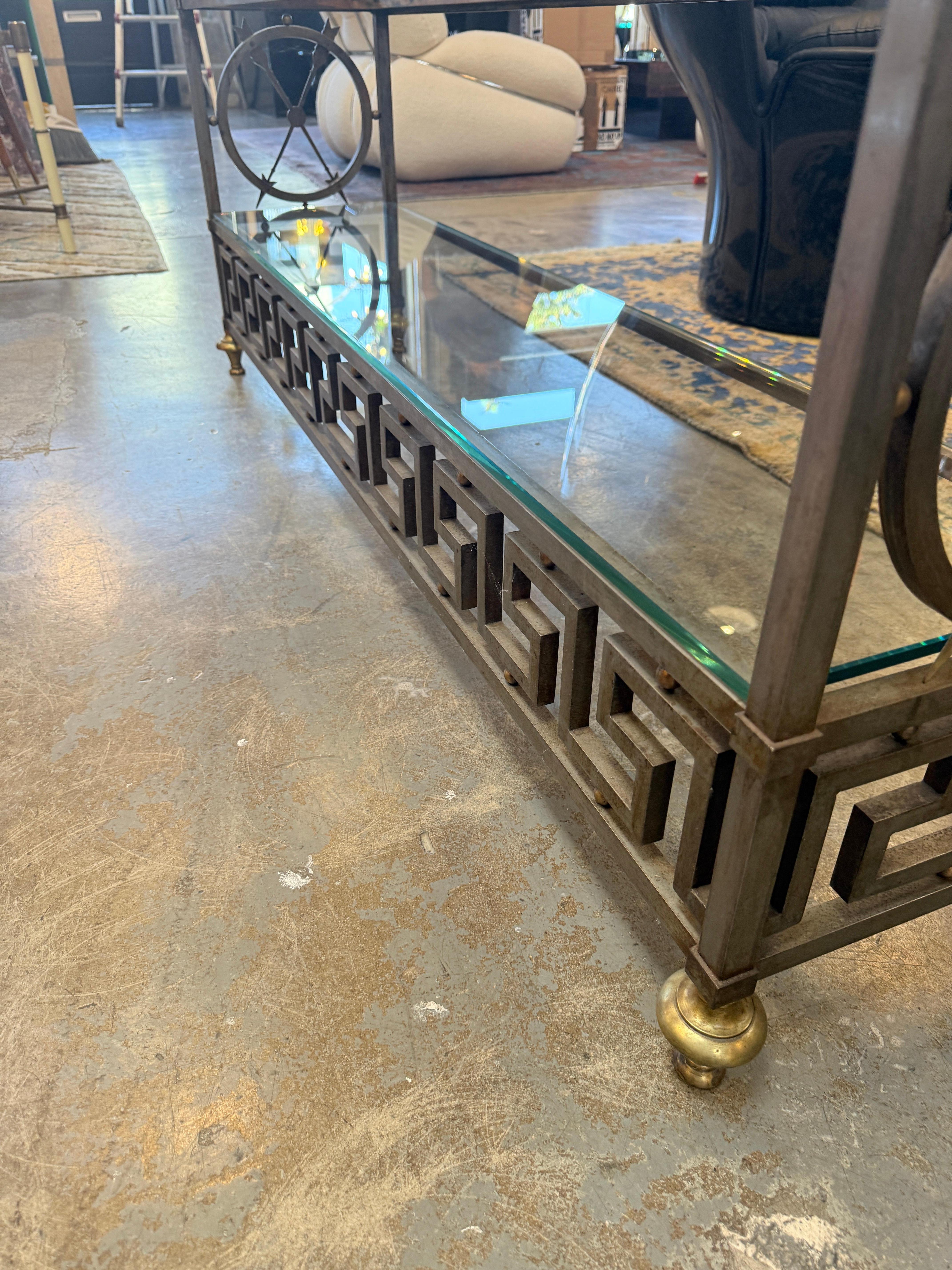 Vintage Neoklassische Messing und Glas Etagère mit Greek Key Detail im Angebot 1