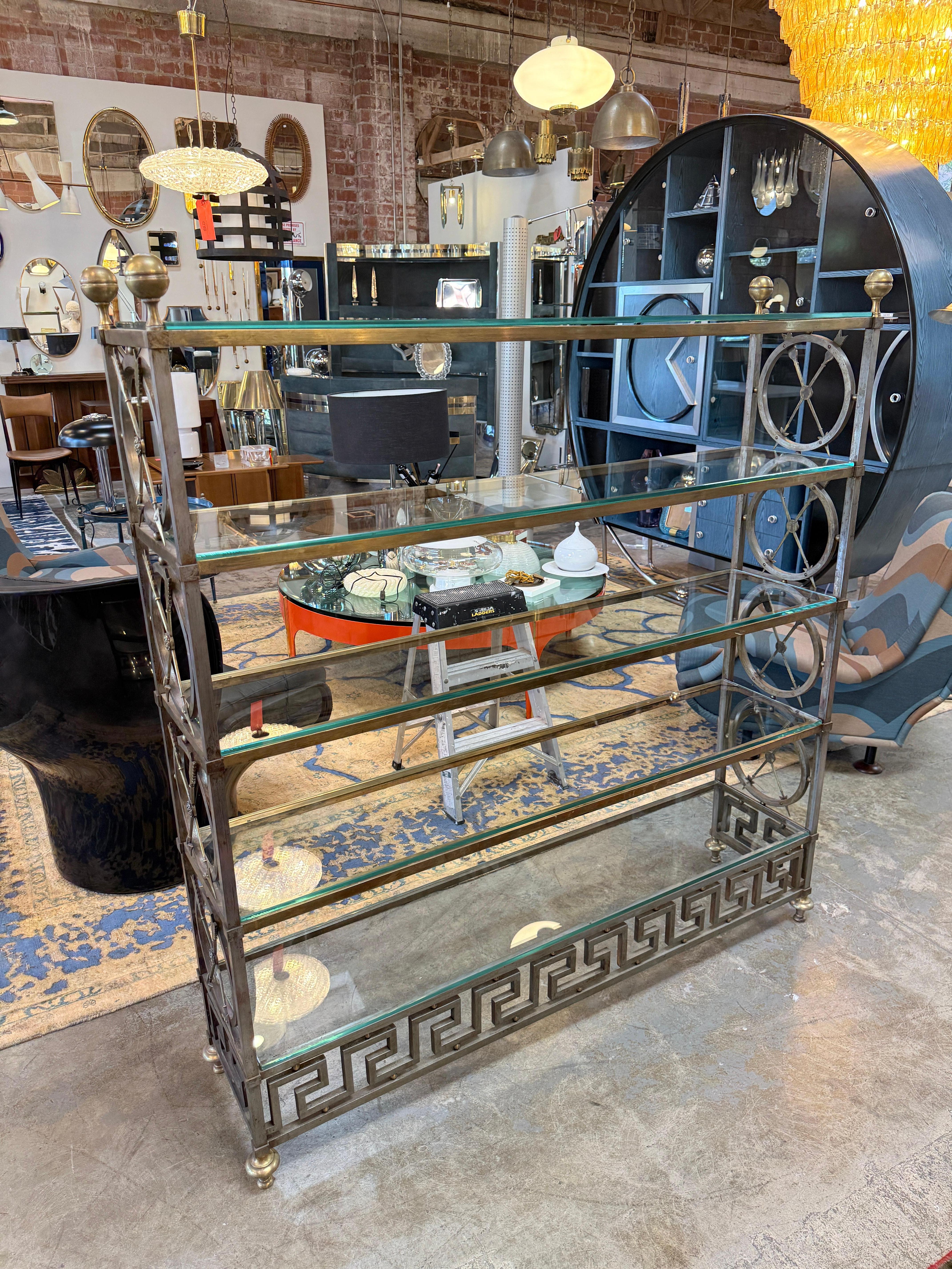 Vintage Neoklassische Messing und Glas Etagère mit Greek Key Detail im Angebot 2