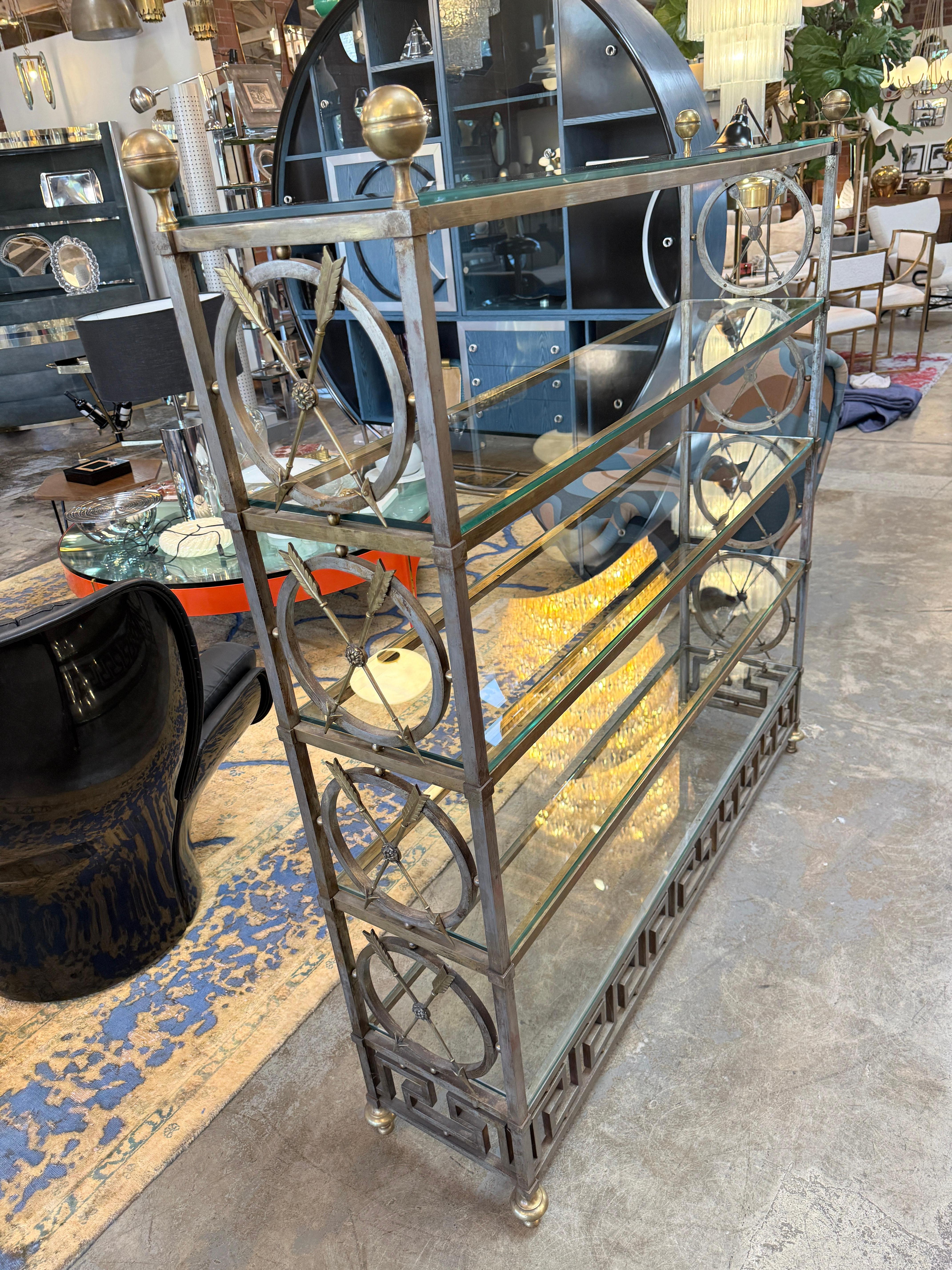 Vintage Neoklassische Messing und Glas Etagère mit Greek Key Detail im Angebot 3