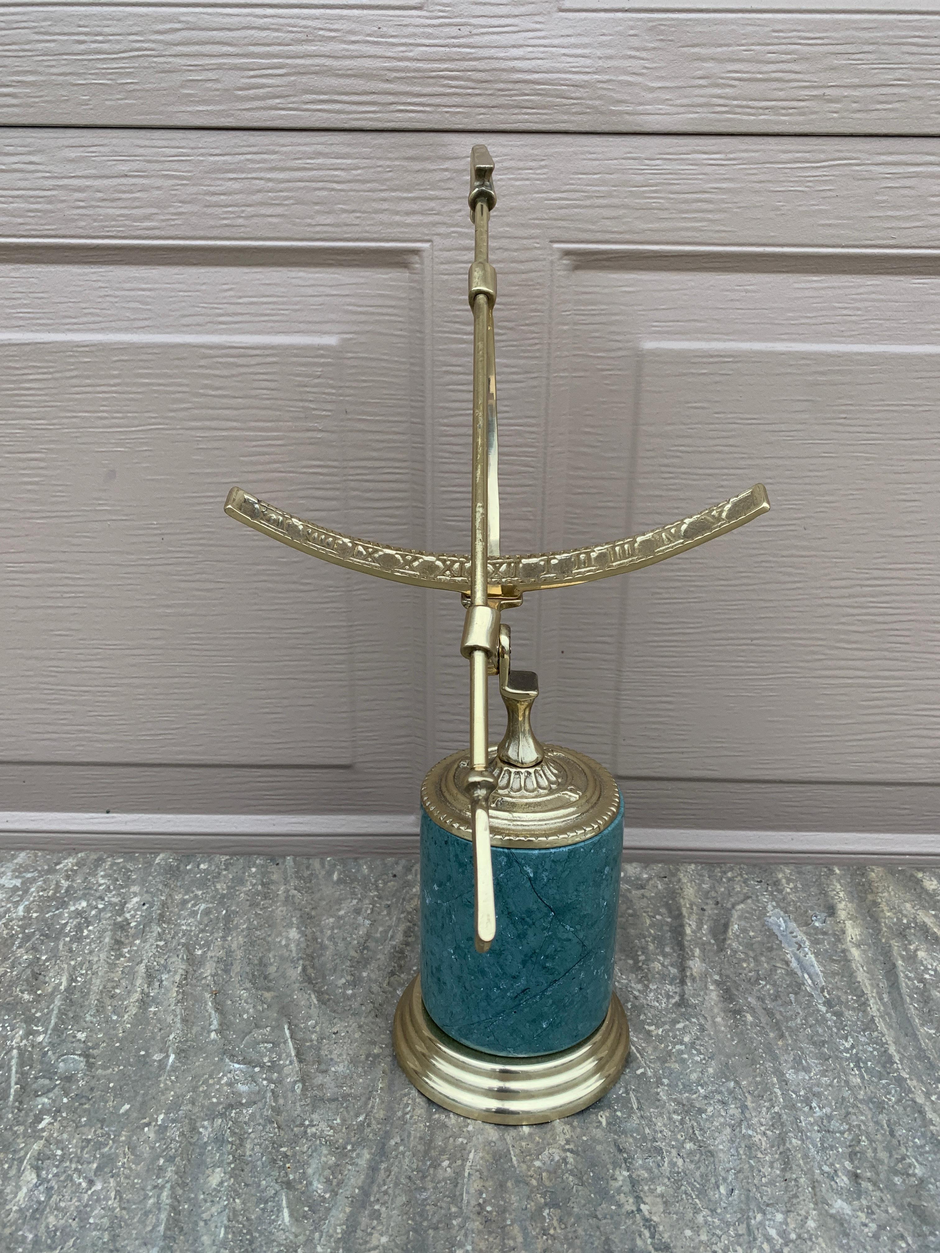 Sundial néoclassique vintage en laiton sur base en marbre vert en vente 4
