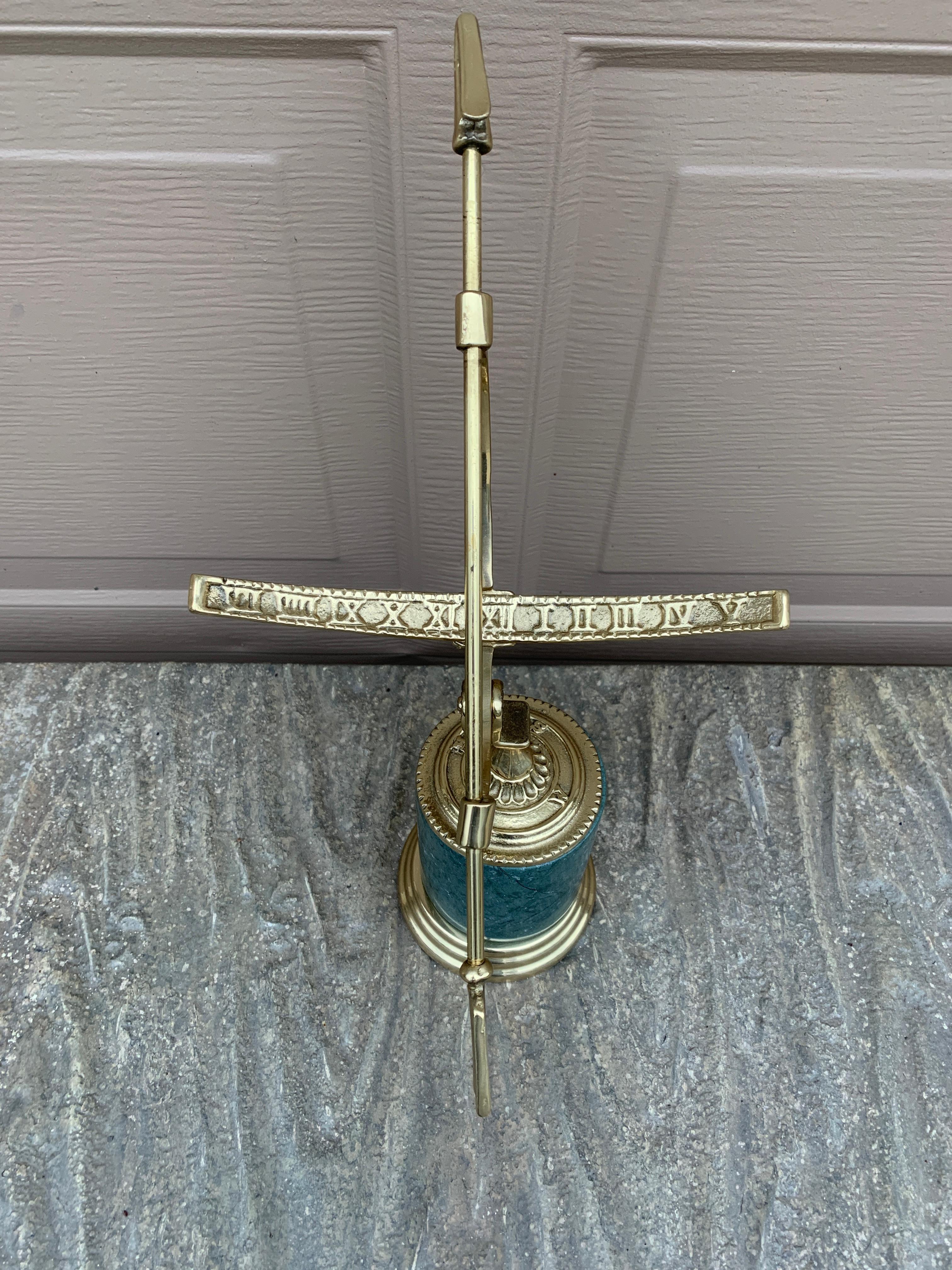 Sundial néoclassique vintage en laiton sur base en marbre vert en vente 5