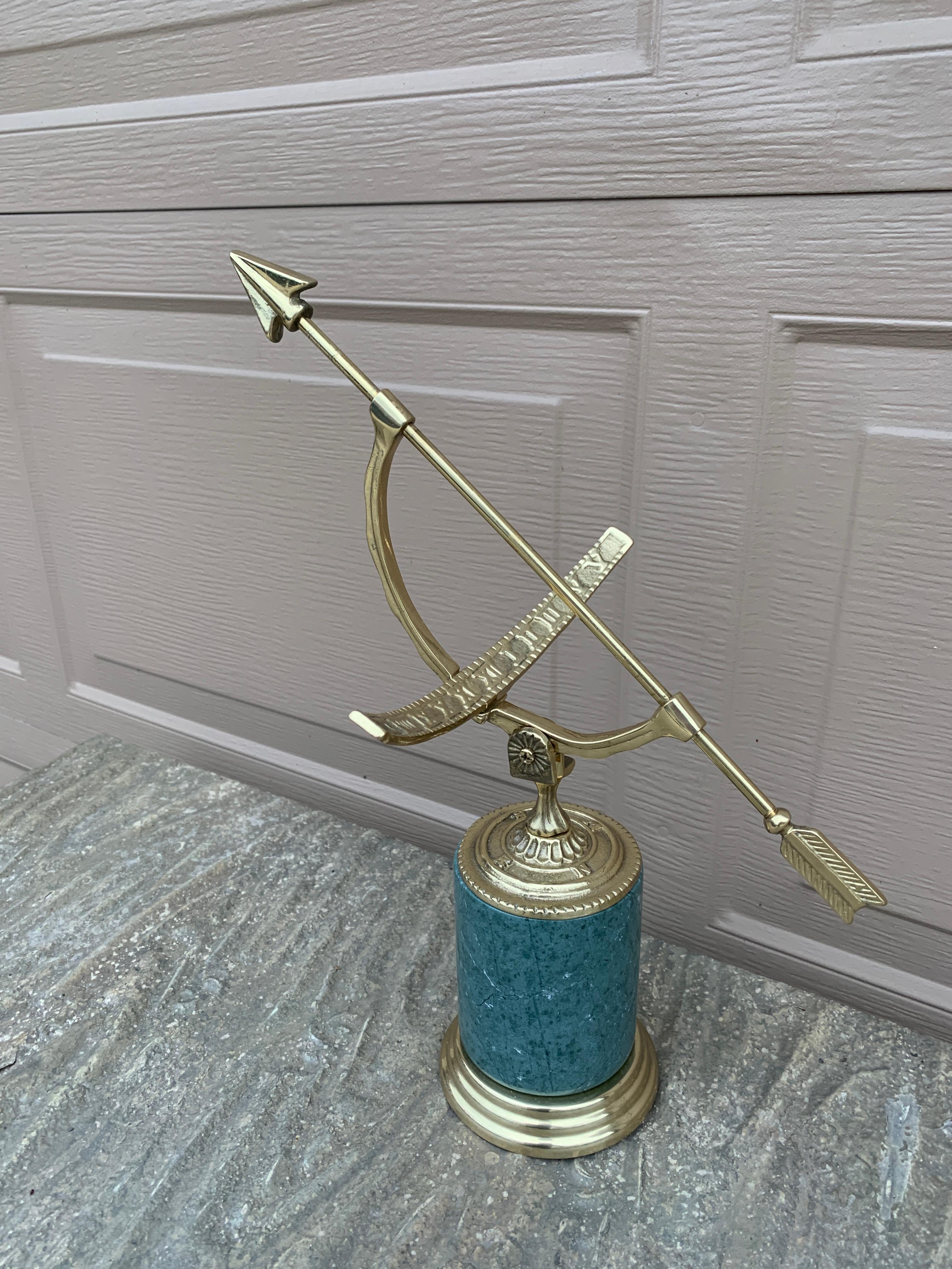 Provincial français Sundial néoclassique vintage en laiton sur base en marbre vert en vente