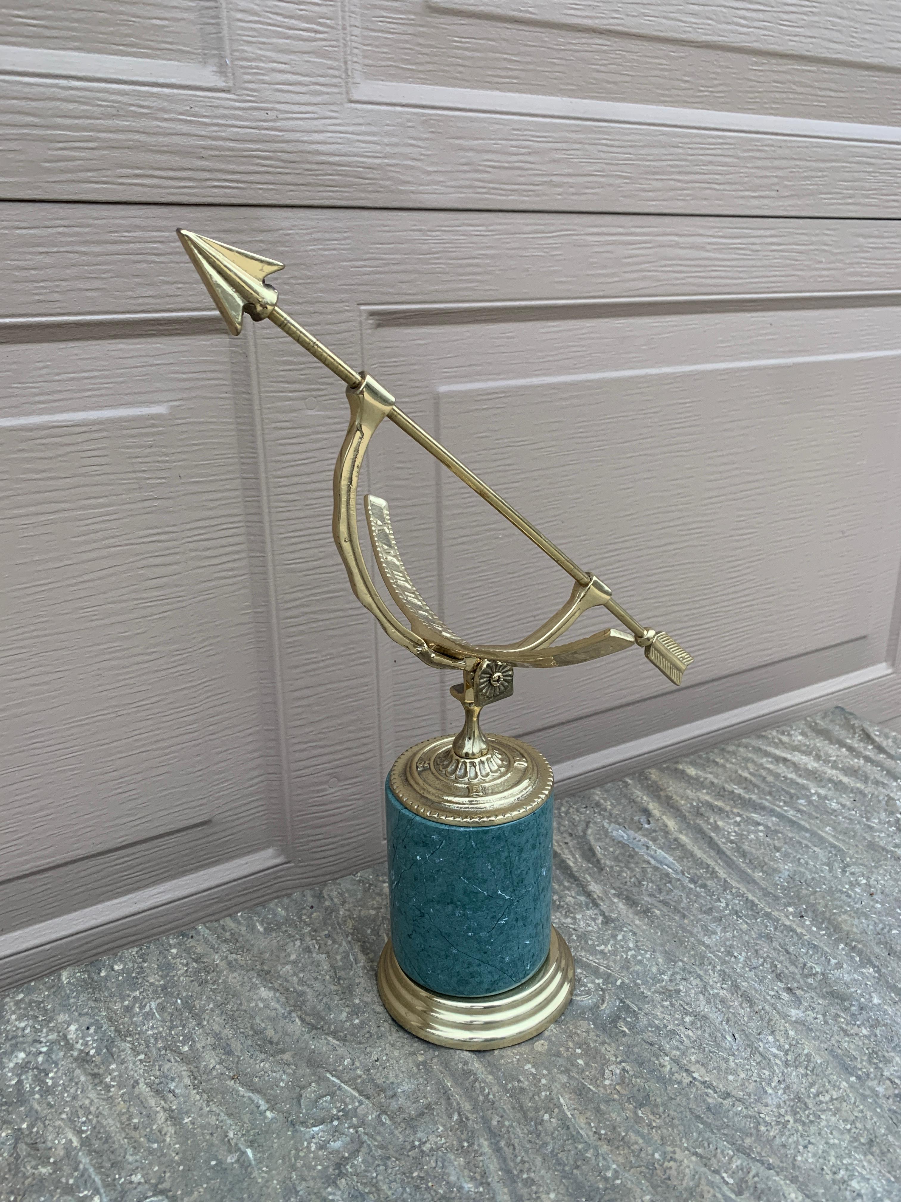 Américain Sundial néoclassique vintage en laiton sur base en marbre vert en vente