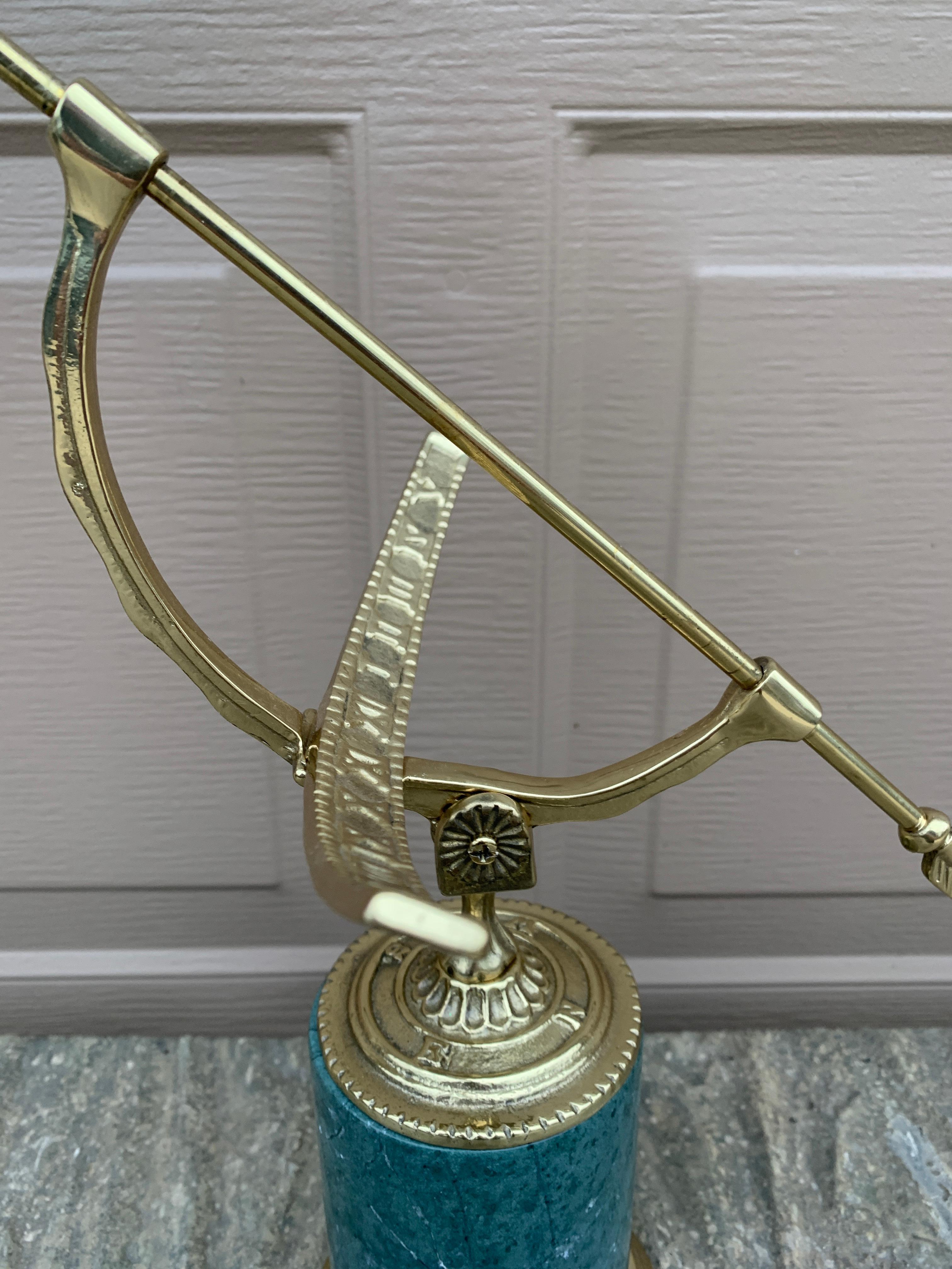 20ième siècle Sundial néoclassique vintage en laiton sur base en marbre vert en vente