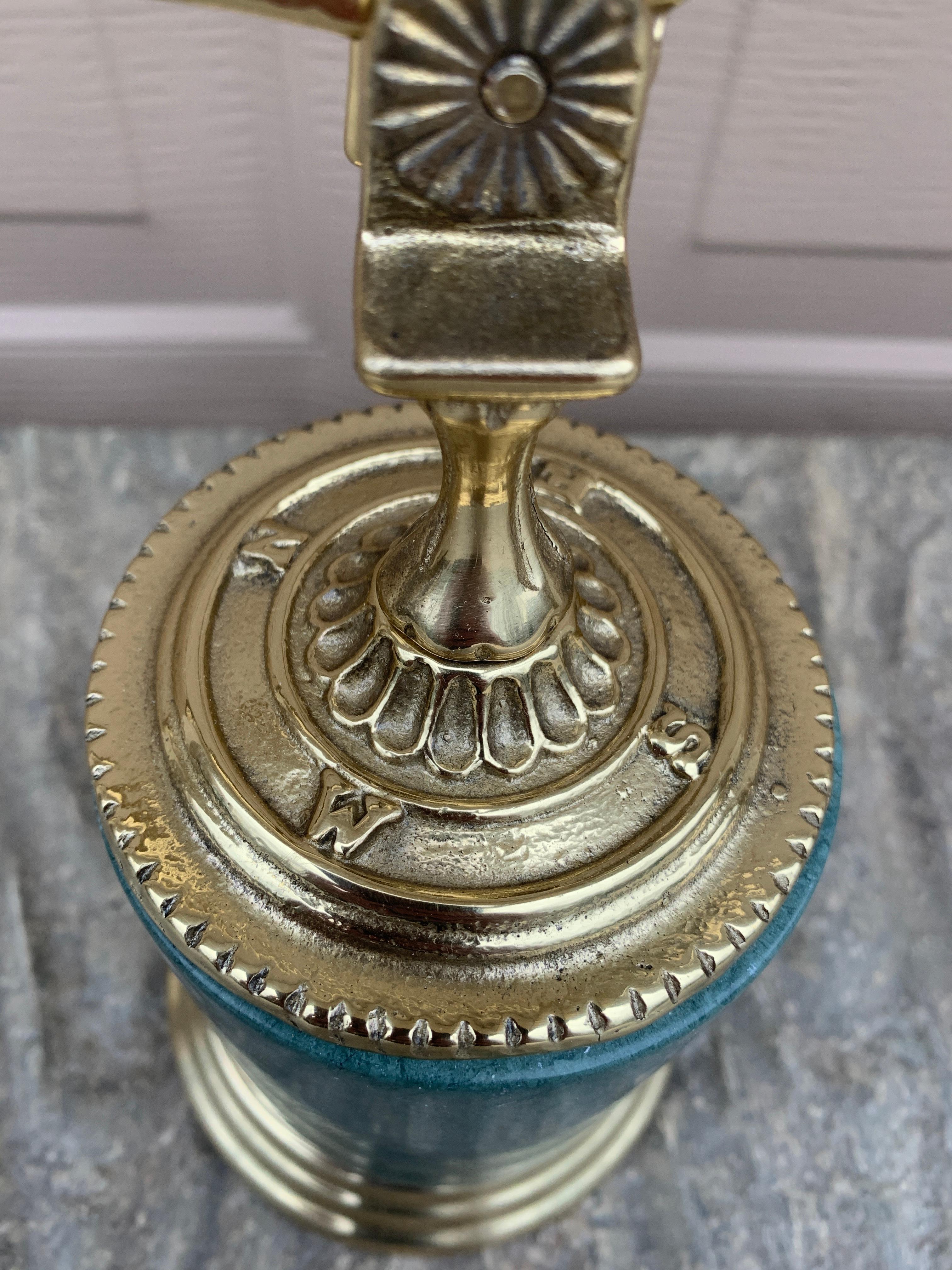 Sundial néoclassique vintage en laiton sur base en marbre vert en vente 2