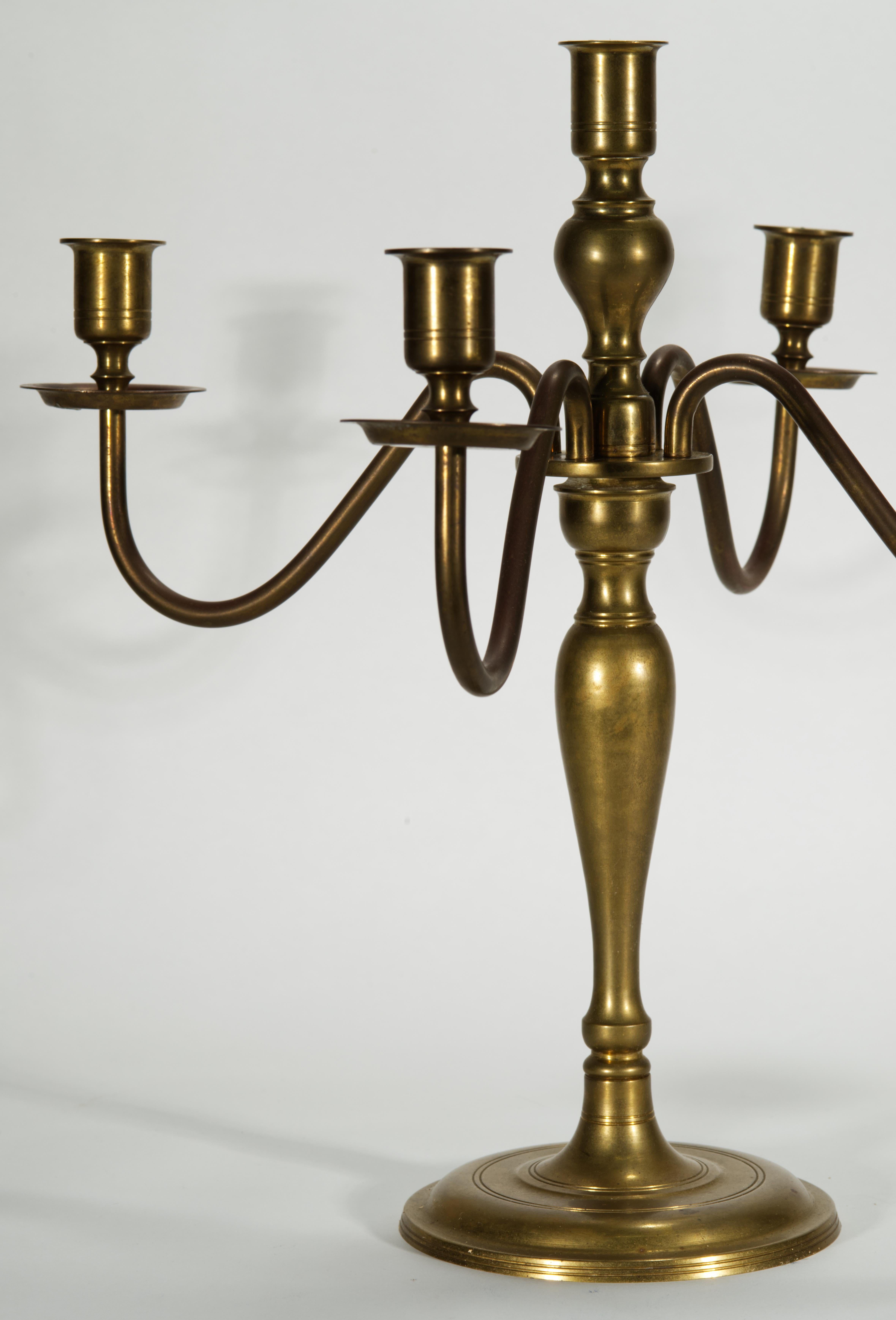 Neoclassico Candelabro d'ottone neoclassico d'epoca con quattro bracci in vendita