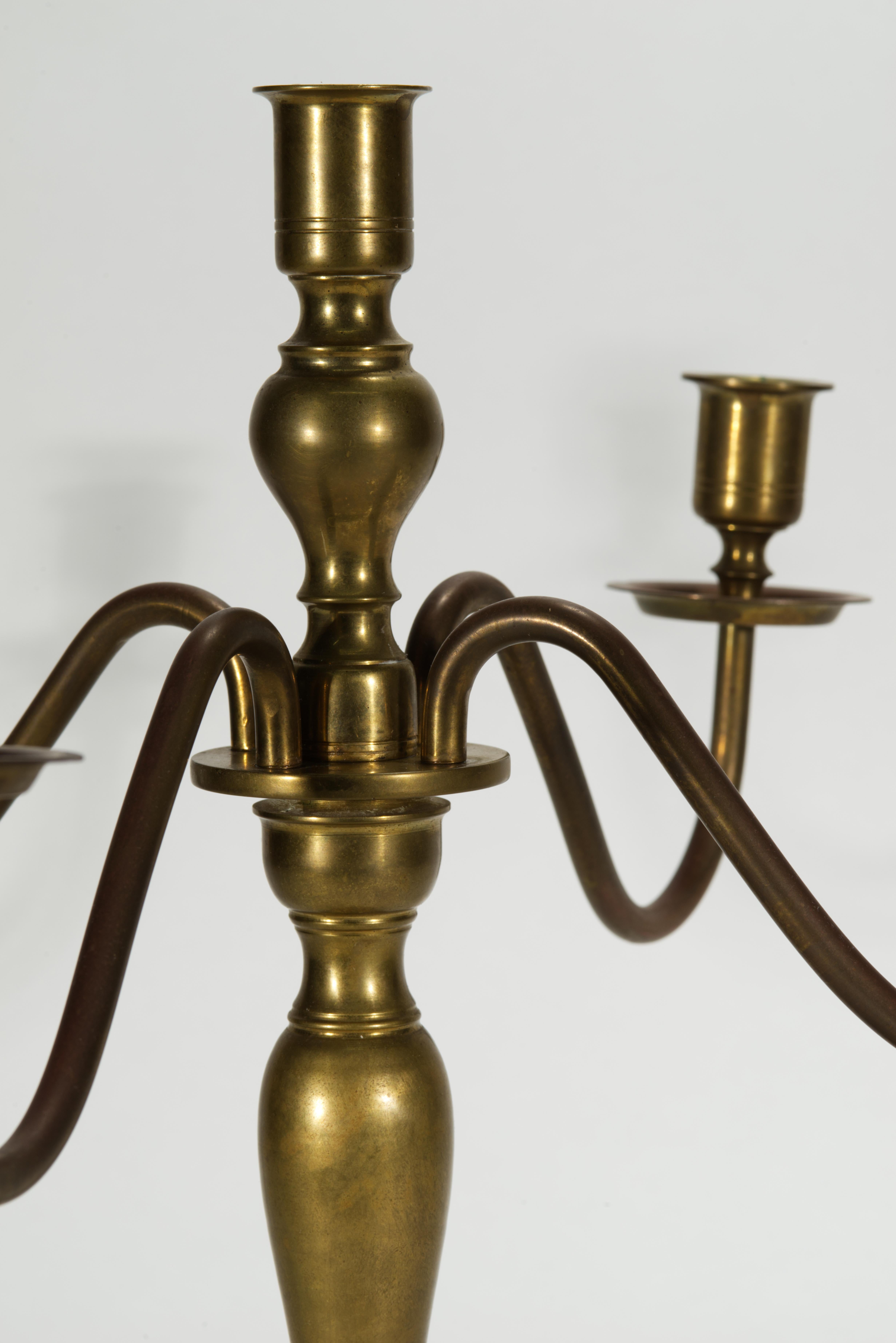 Calco Candelabro d'ottone neoclassico d'epoca con quattro bracci in vendita