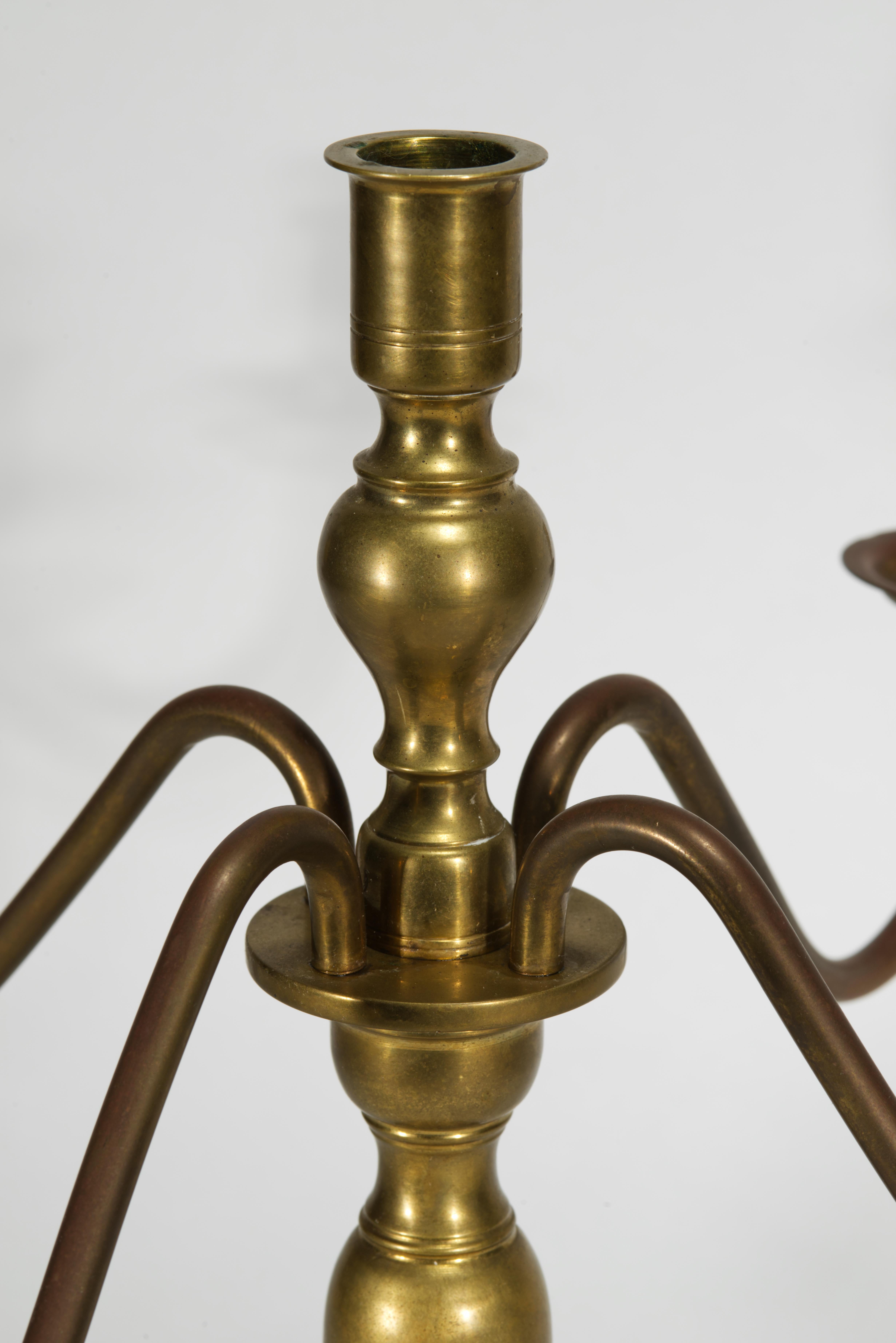 Candelabro d'ottone neoclassico d'epoca con quattro bracci In condizioni buone in vendita a Clifton Springs, NY