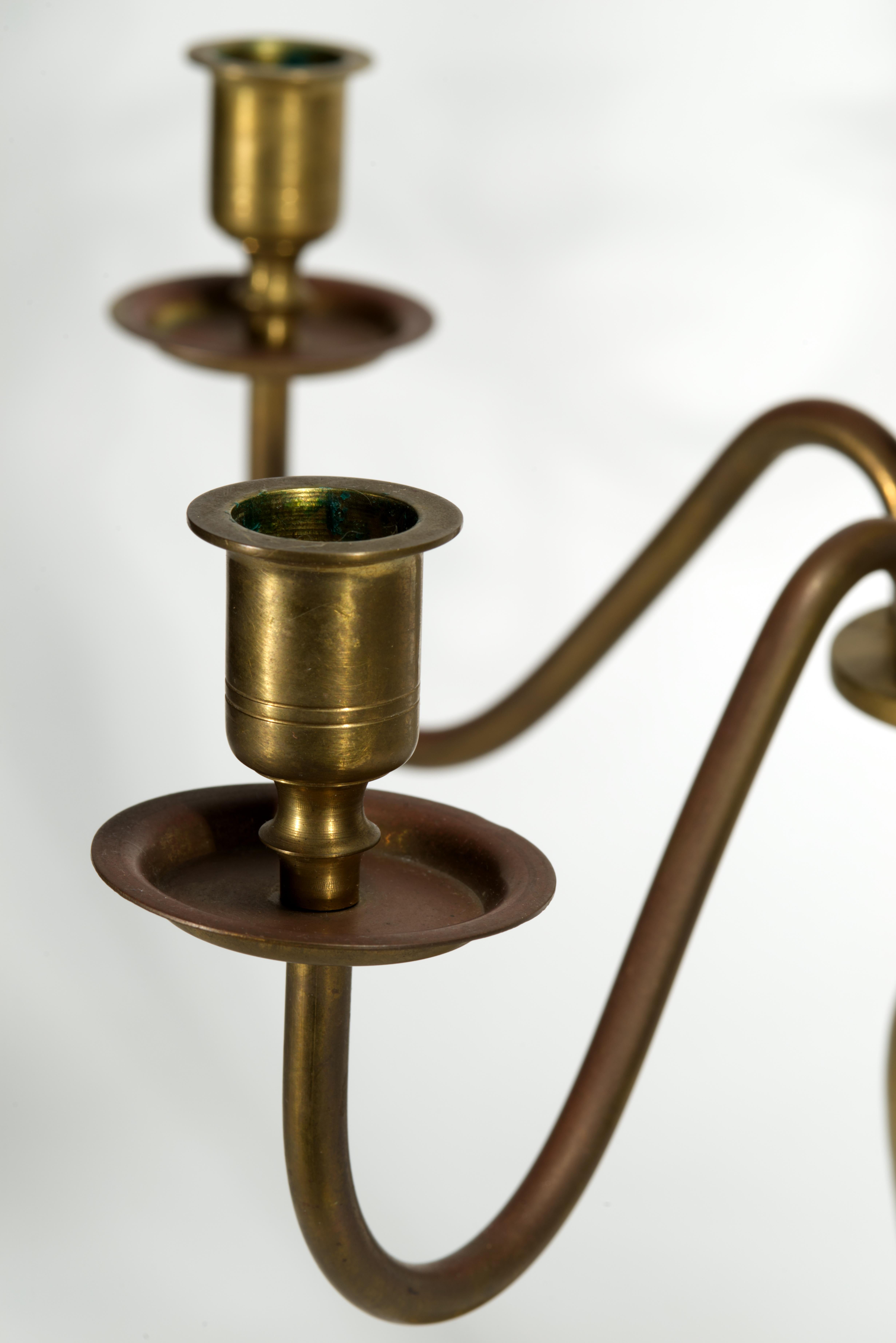 XX secolo Candelabro d'ottone neoclassico d'epoca con quattro bracci in vendita
