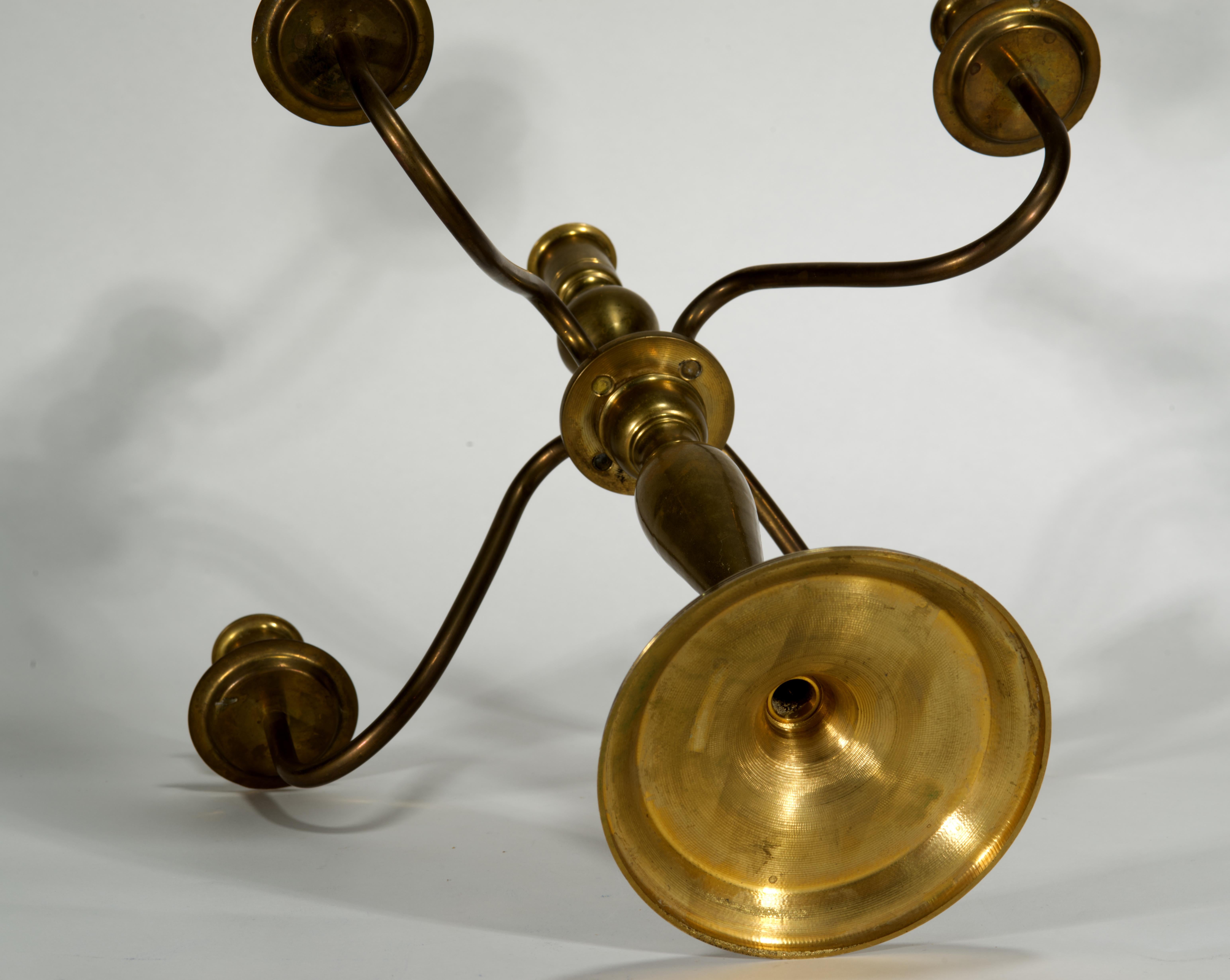 Bronzo Candelabro d'ottone neoclassico d'epoca con quattro bracci in vendita