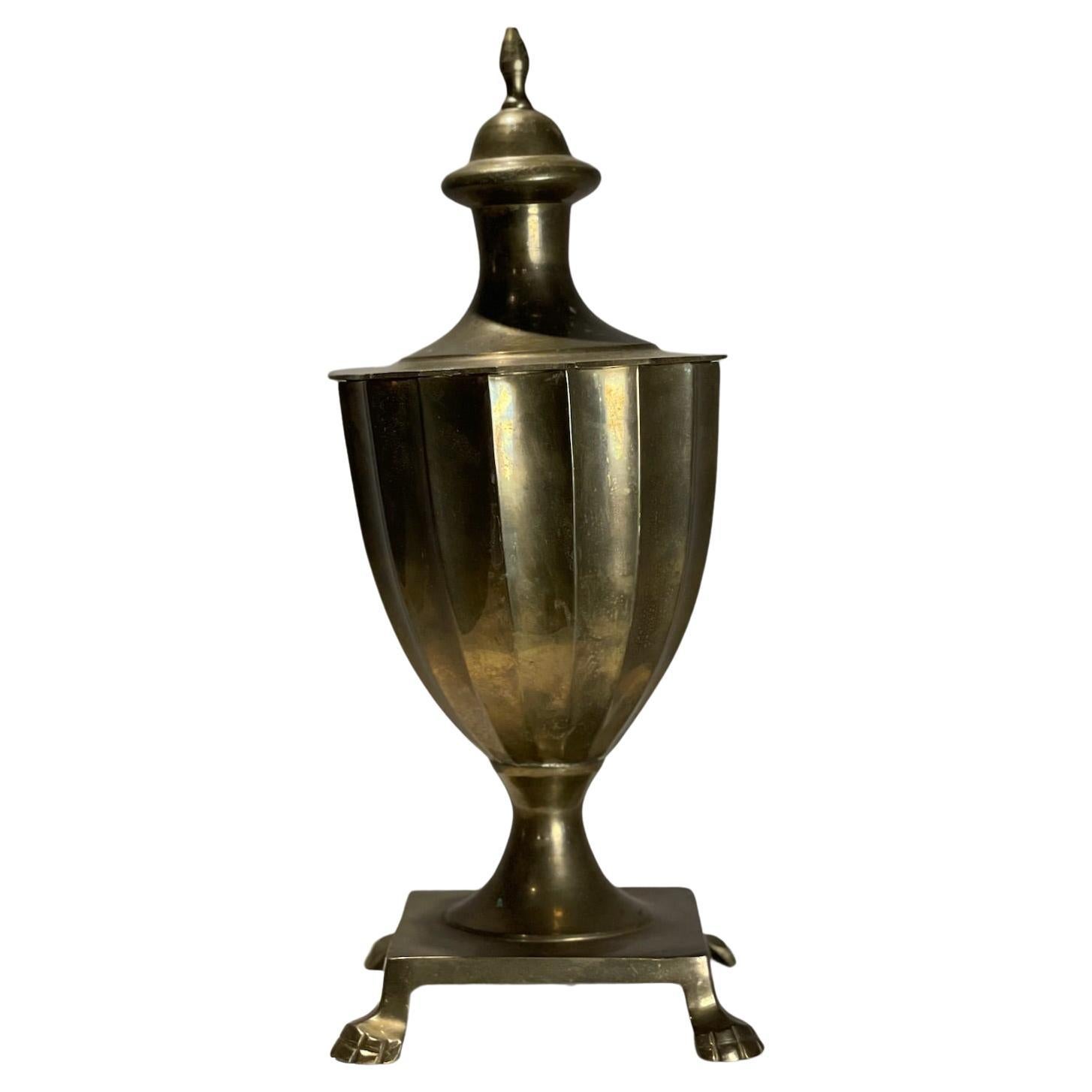 Urna neoclassica d
epoca con coperchio in ottone, corpo scanalato e piedini a zampa in vendita