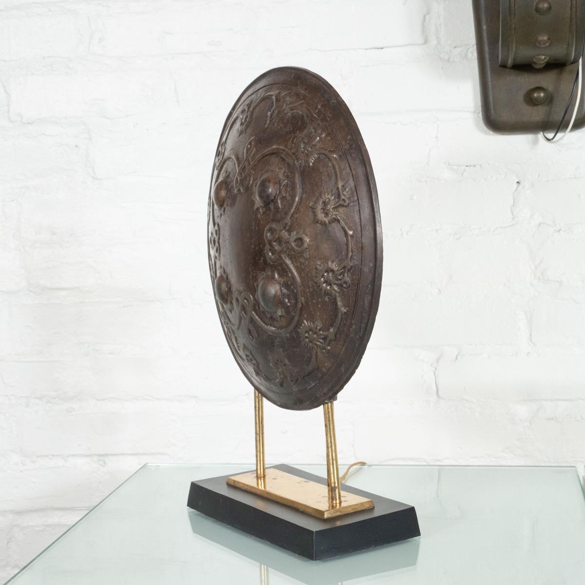 Américain Lampe de bureau néoclassique vintage en bronze « Shield » en vente
