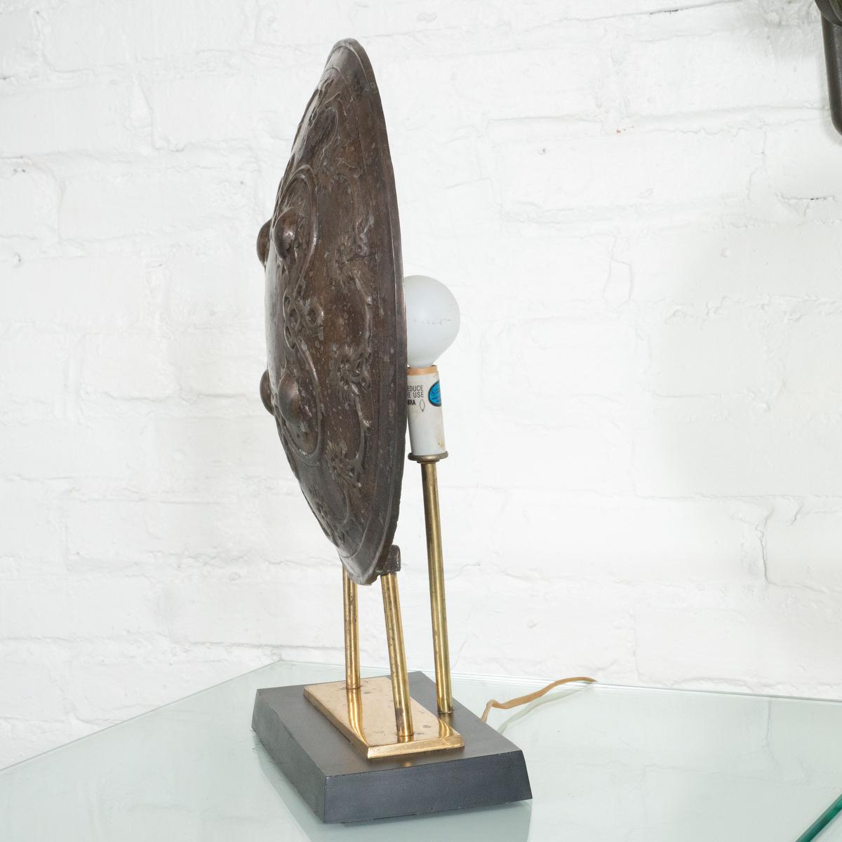 Lampe de bureau néoclassique vintage en bronze « Shield » Bon état - En vente à Tarrytown, NY