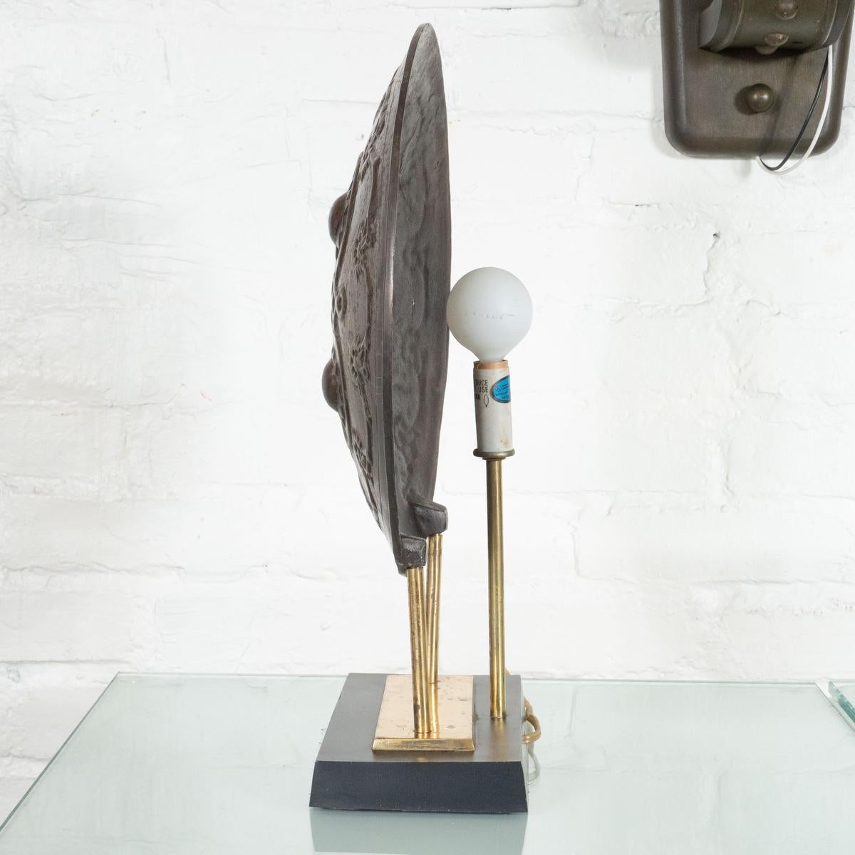 Milieu du XXe siècle Lampe de bureau néoclassique vintage en bronze « Shield » en vente