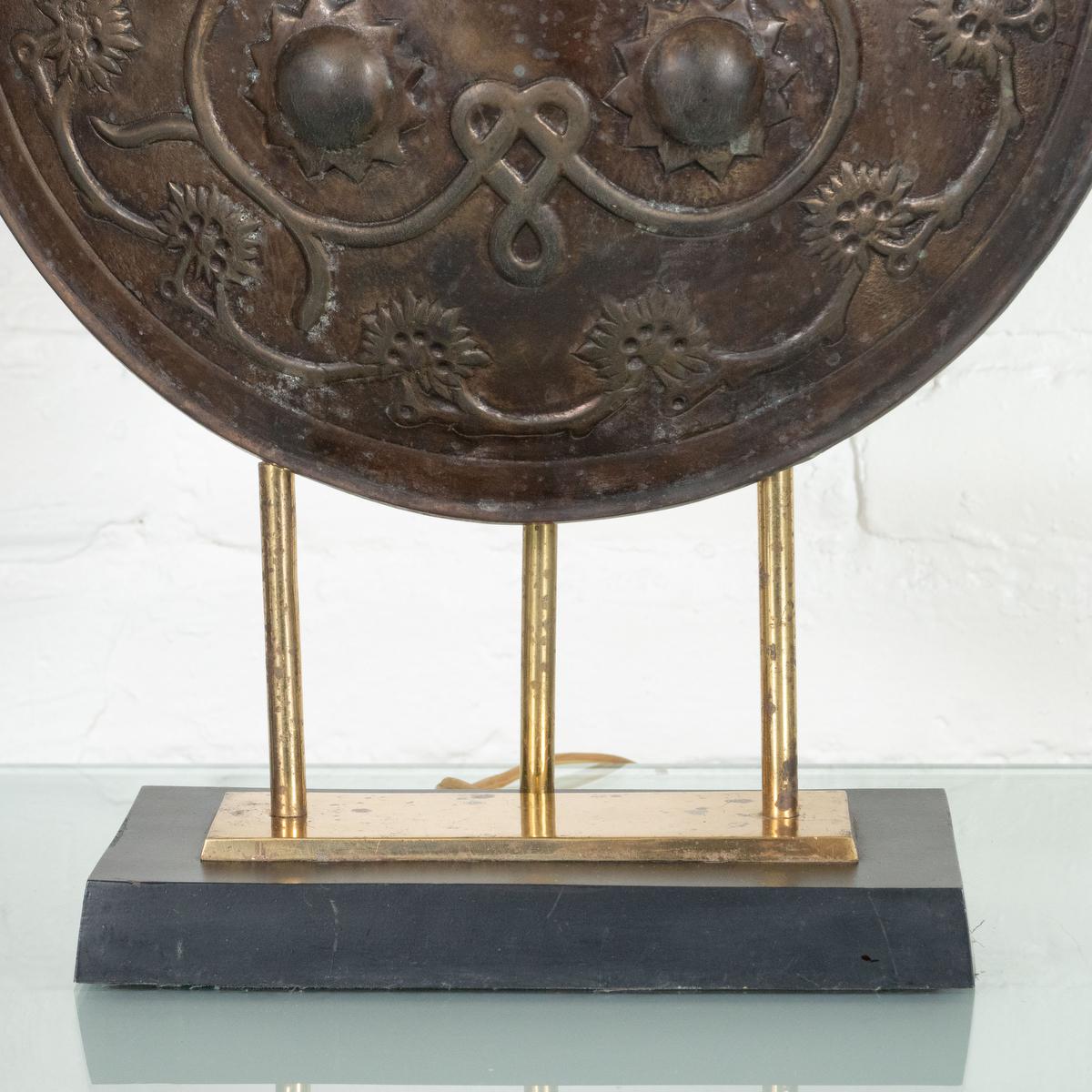 Laiton Lampe de bureau néoclassique vintage en bronze « Shield » en vente