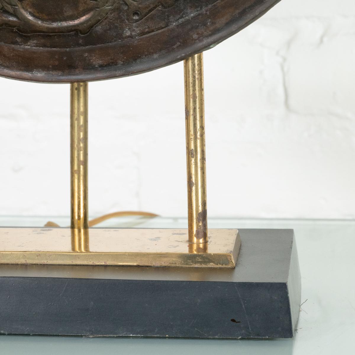 Lampe de bureau néoclassique vintage en bronze « Shield » en vente 1