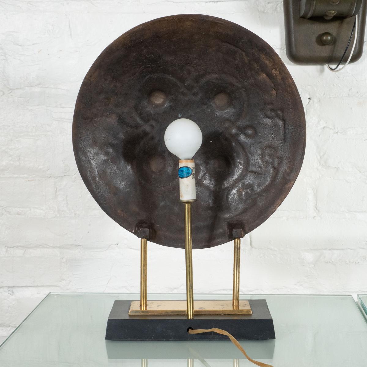 Lampe de bureau néoclassique vintage en bronze « Shield » en vente 2