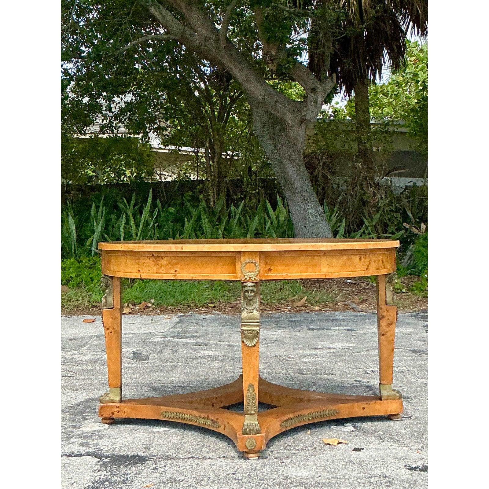 Dieser prächtige neoklassizistische Vintage-Tisch in der Mitte des Flurs erregt Aufmerksamkeit und strahlt zeitlose Raffinesse aus. Die große runde Tischplatte ist ein Meisterwerk der Handwerkskunst und zeigt ein atemberaubendes Schauspiel aus