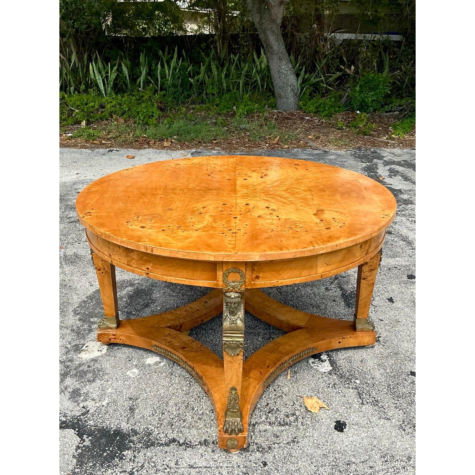 Neoklassischer Tisch mit Wurzelholz und Ormolu in der Mitte der Halle (Hollywood Regency) im Angebot