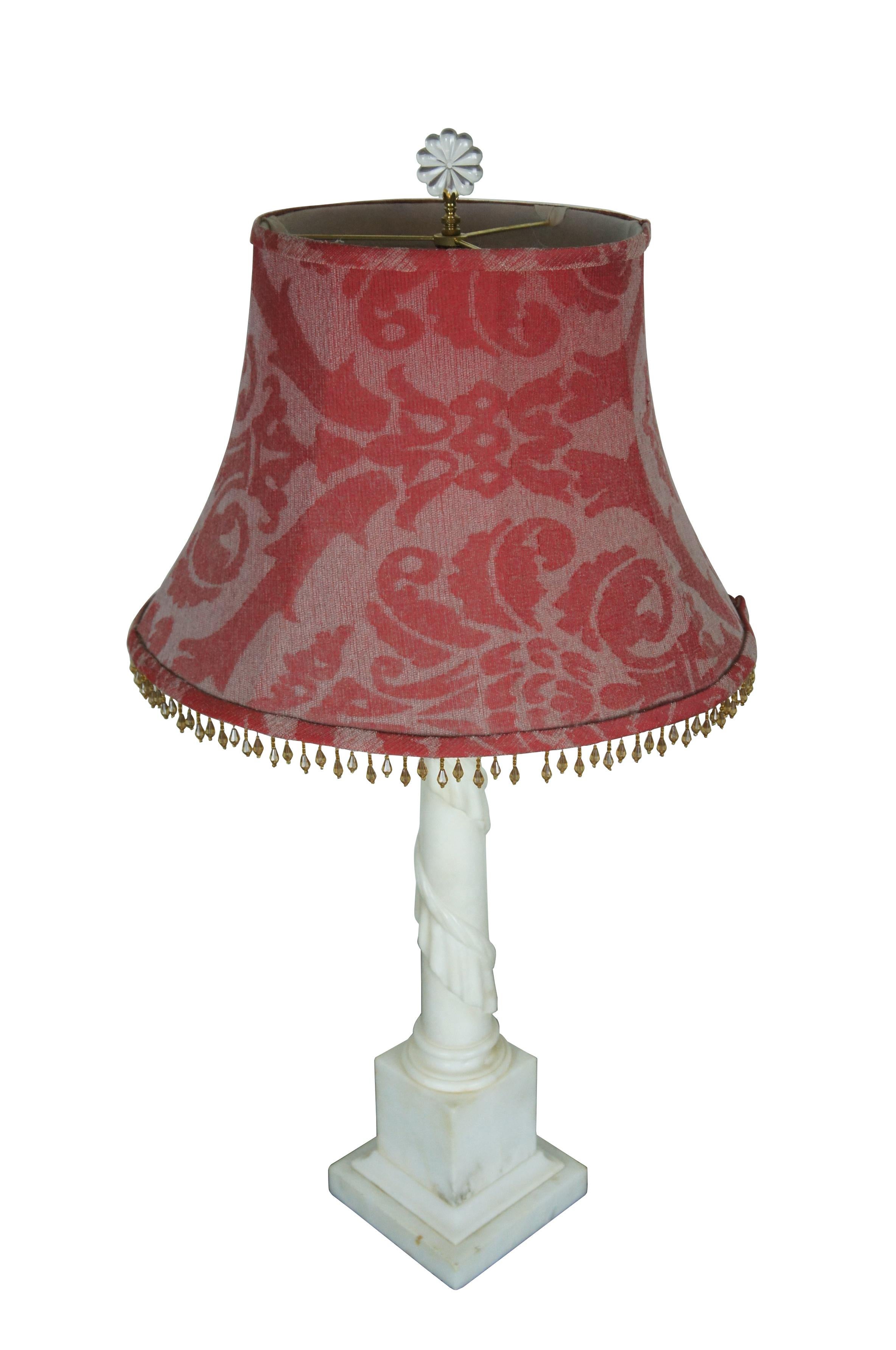 Lampe de table en albâtre de marbre blanc de la fin du XXe siècle, sculptée en forme de colonne néoclassique, enveloppée d'une guirlande de rideaux et surmontée d'un vase. Comprend une harpe, un fleuron en verre et un abat-jour en brocart bordeaux