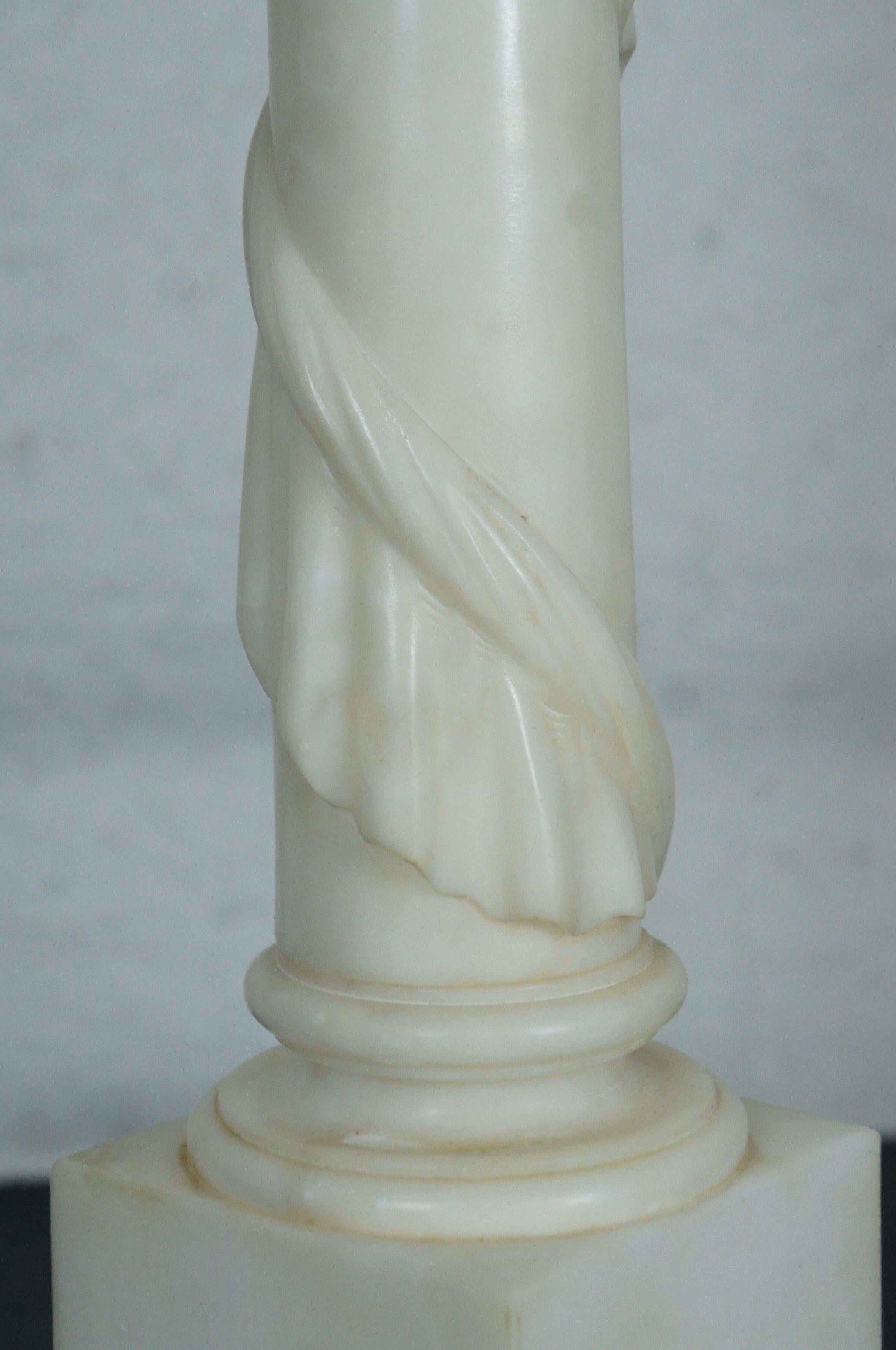 20ième siècle Vintage Neoclassical Carved White Marble Alabaster Column Table Lamp 38