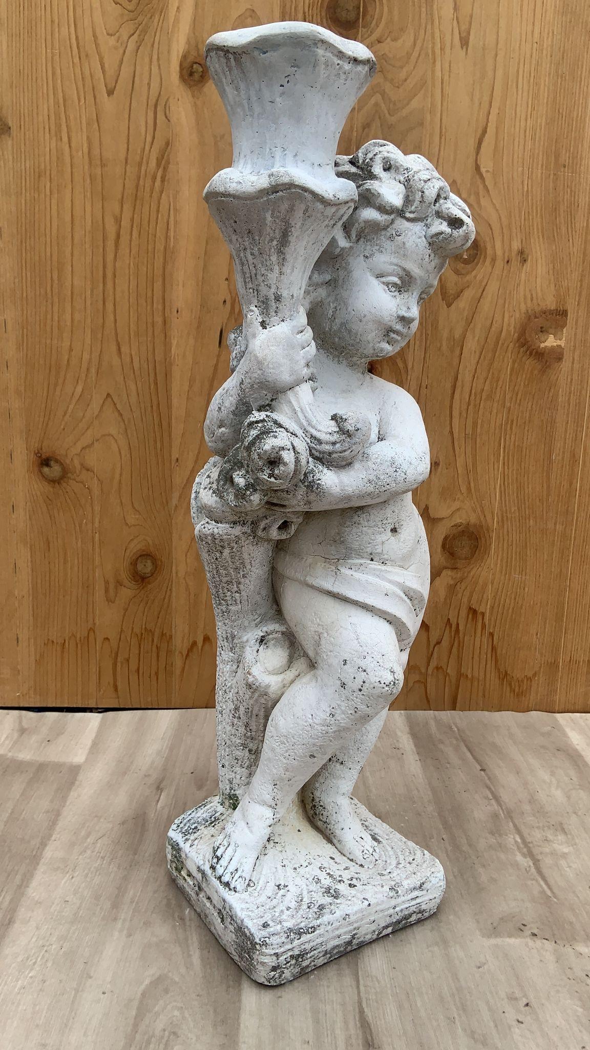 Sculpté à la main Statue de jardin néoclassique vintage d'un chérubin/de Patti en vente