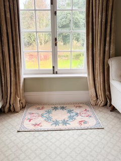 Tappeto a punta d'ago d'epoca in stile Neoclassico/Chinoiserie con motivi mitologici