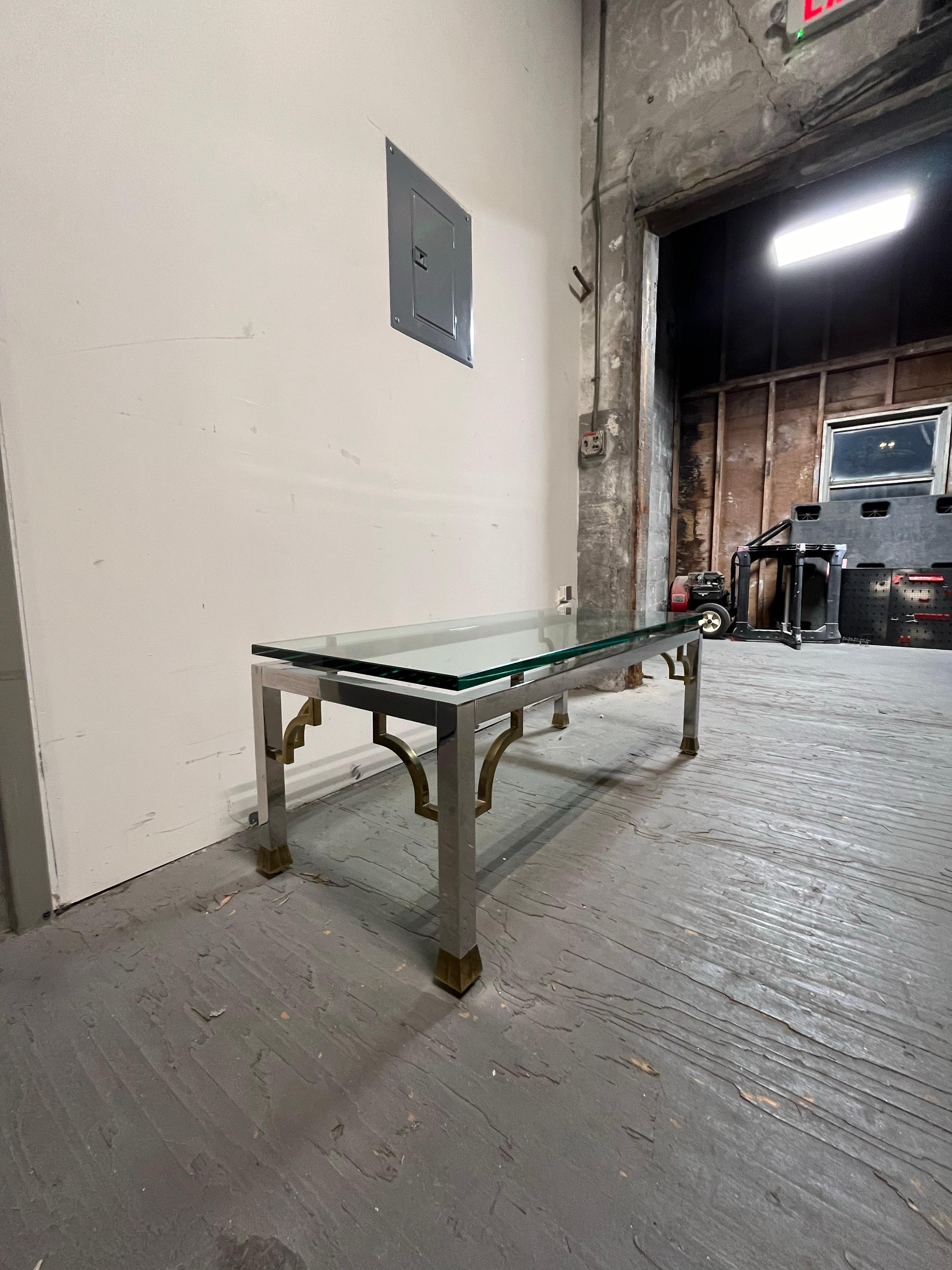 Néo-classique Table basse néoclassique vintage chromée et laiton épais verre en vente