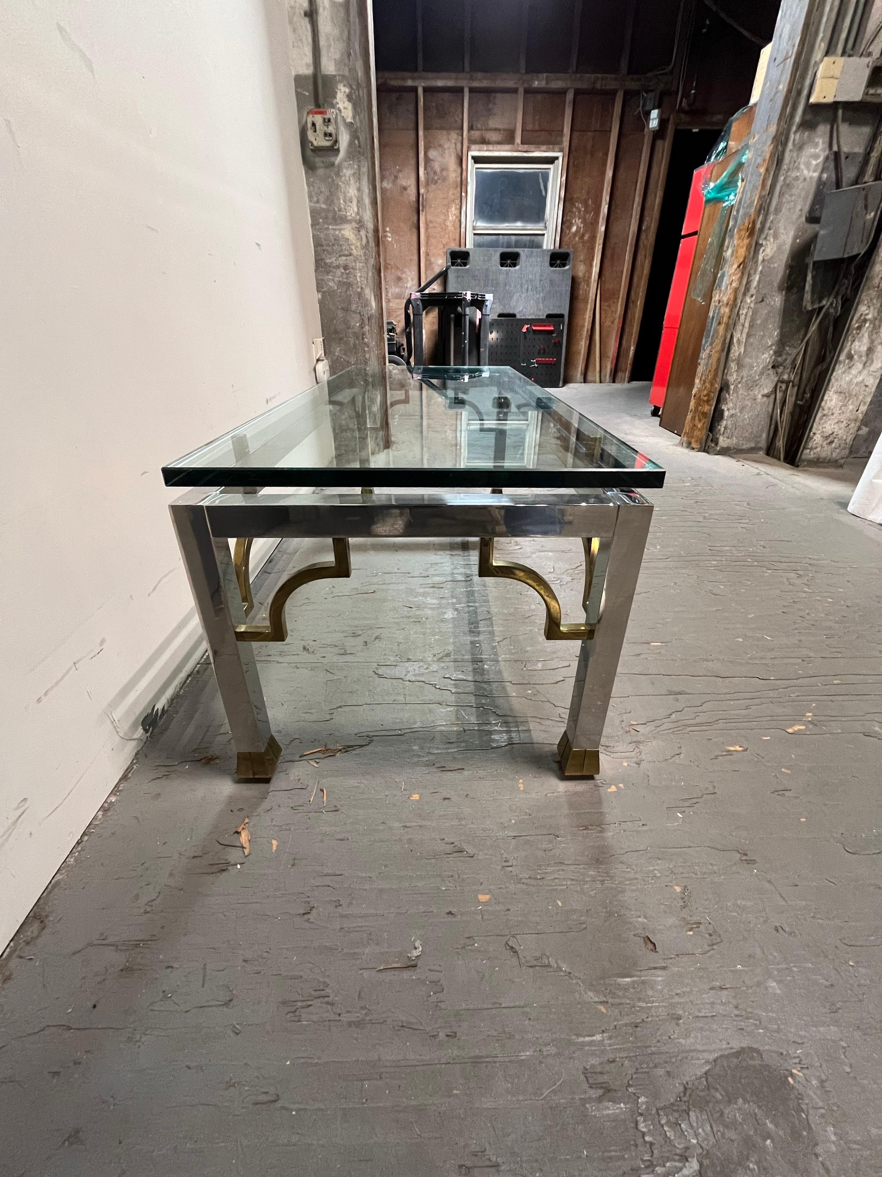 Inconnu Table basse néoclassique vintage chromée et laiton épais verre en vente
