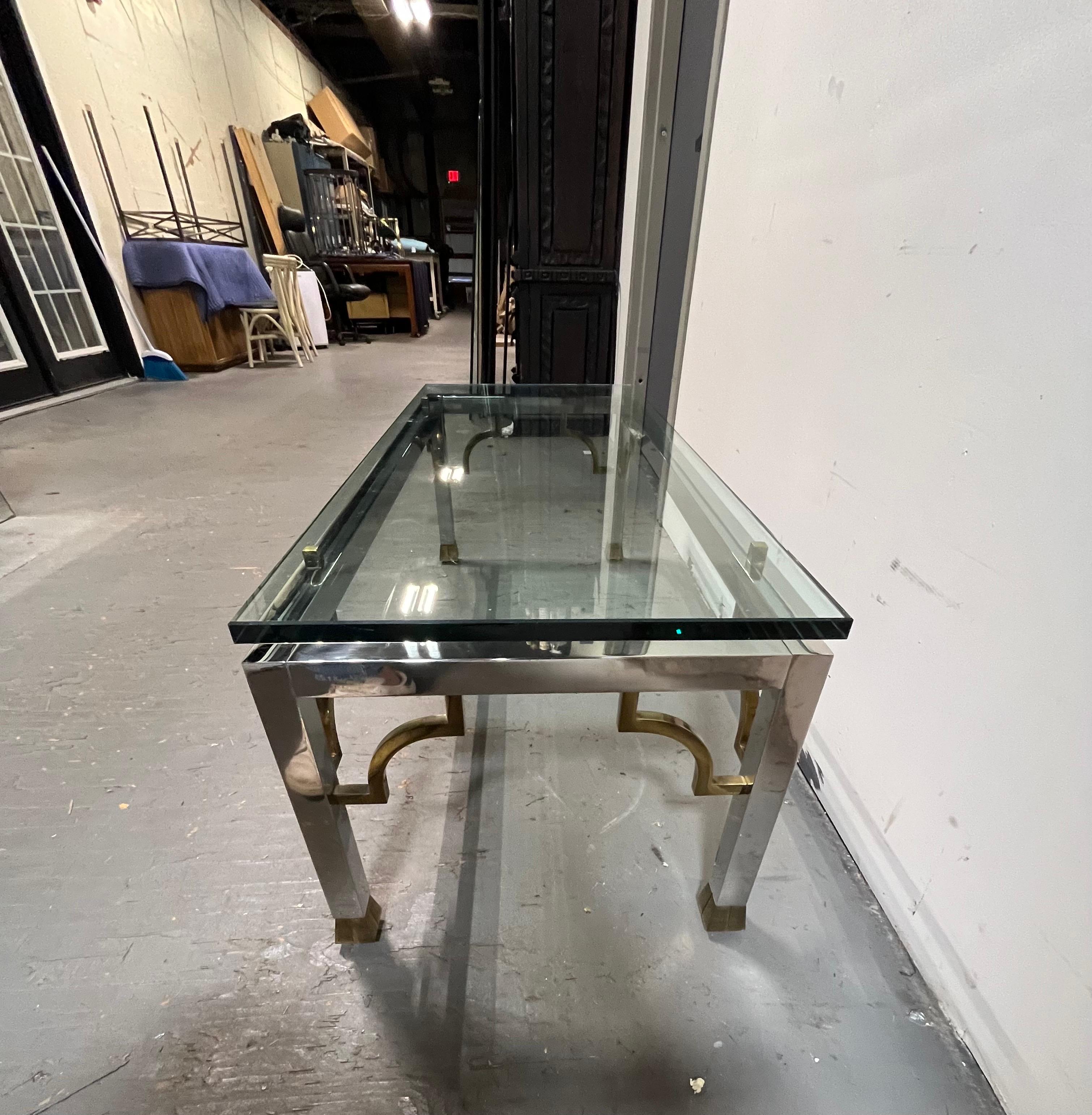 Table basse néoclassique vintage chromée et laiton épais verre Bon état - En vente à W Allenhurst, NJ