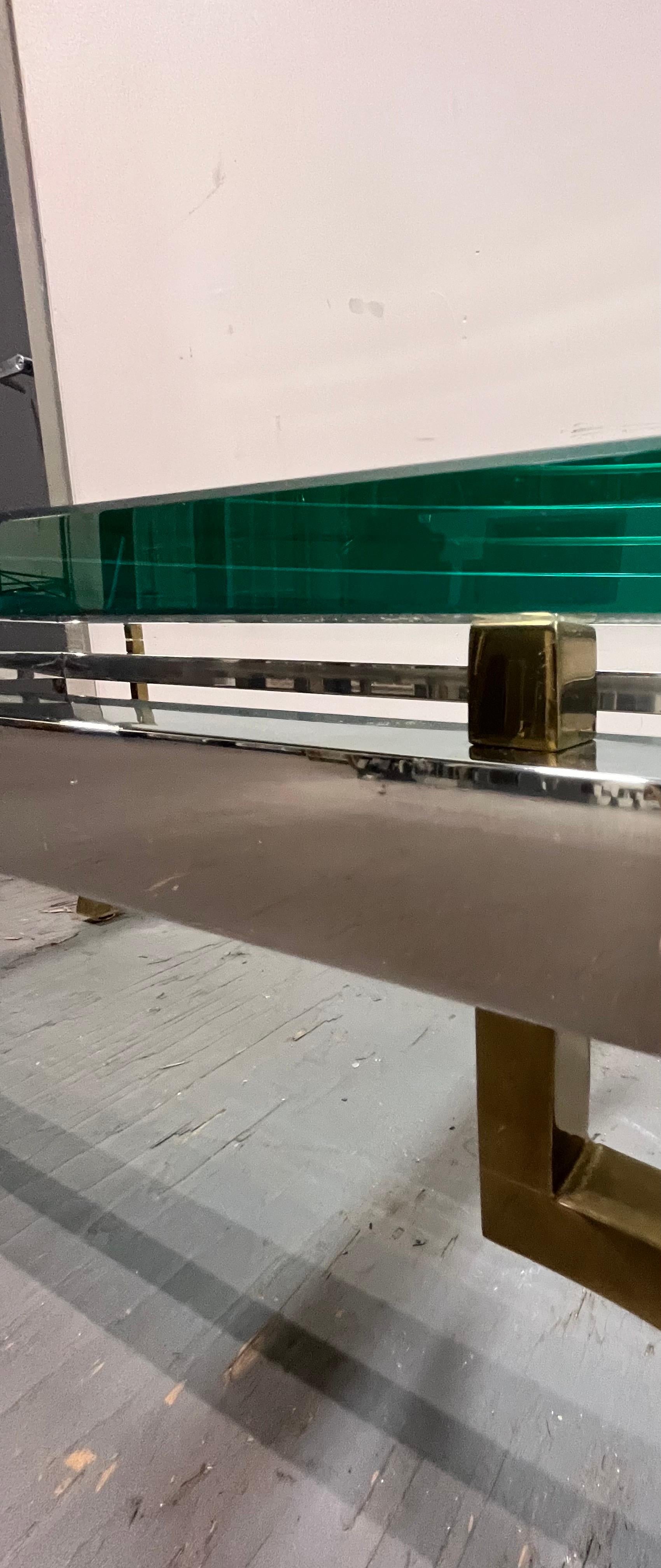 20ième siècle Table basse néoclassique vintage chromée et laiton épais verre en vente