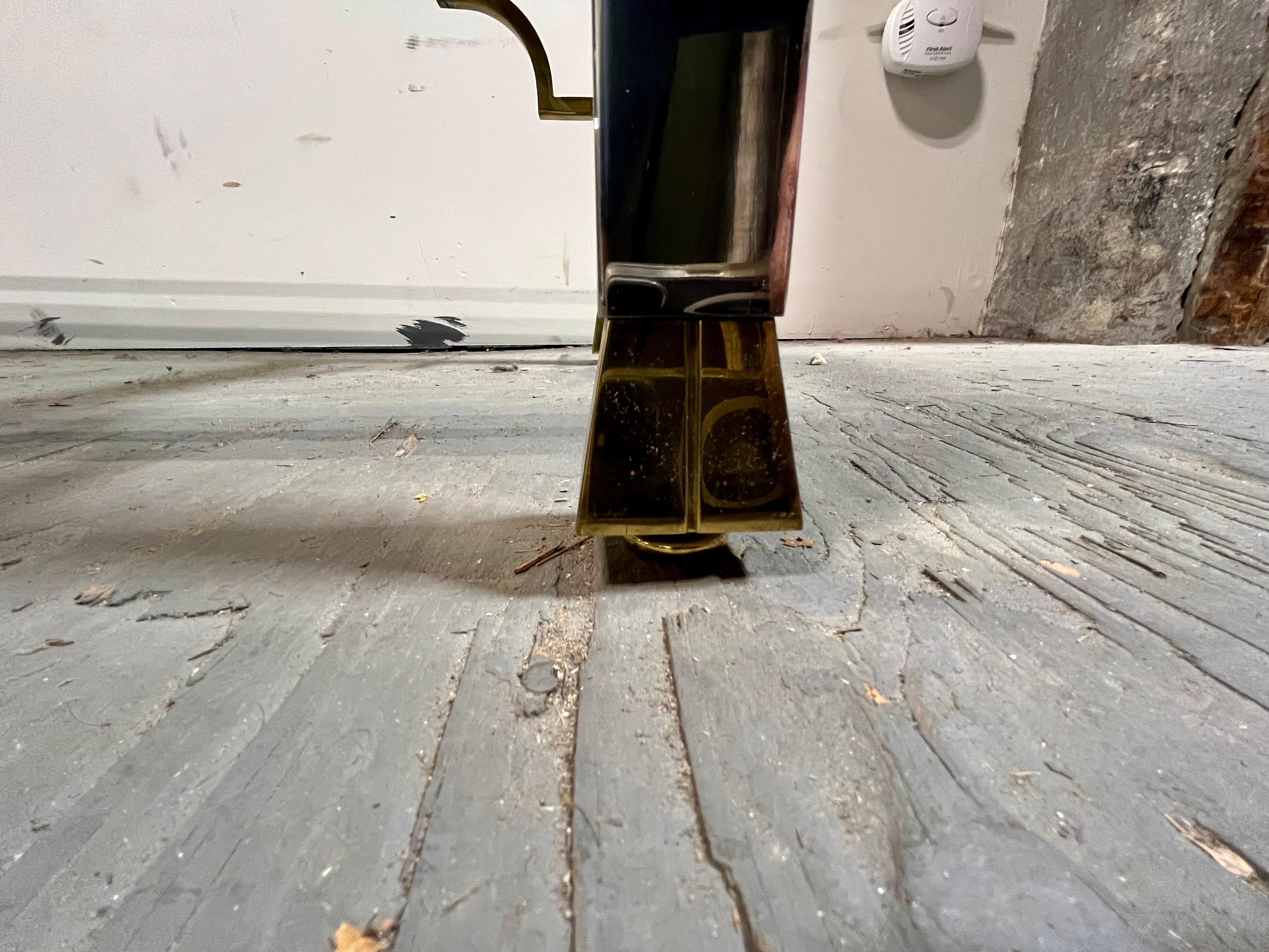 Laiton Table basse néoclassique vintage chromée et laiton épais verre en vente