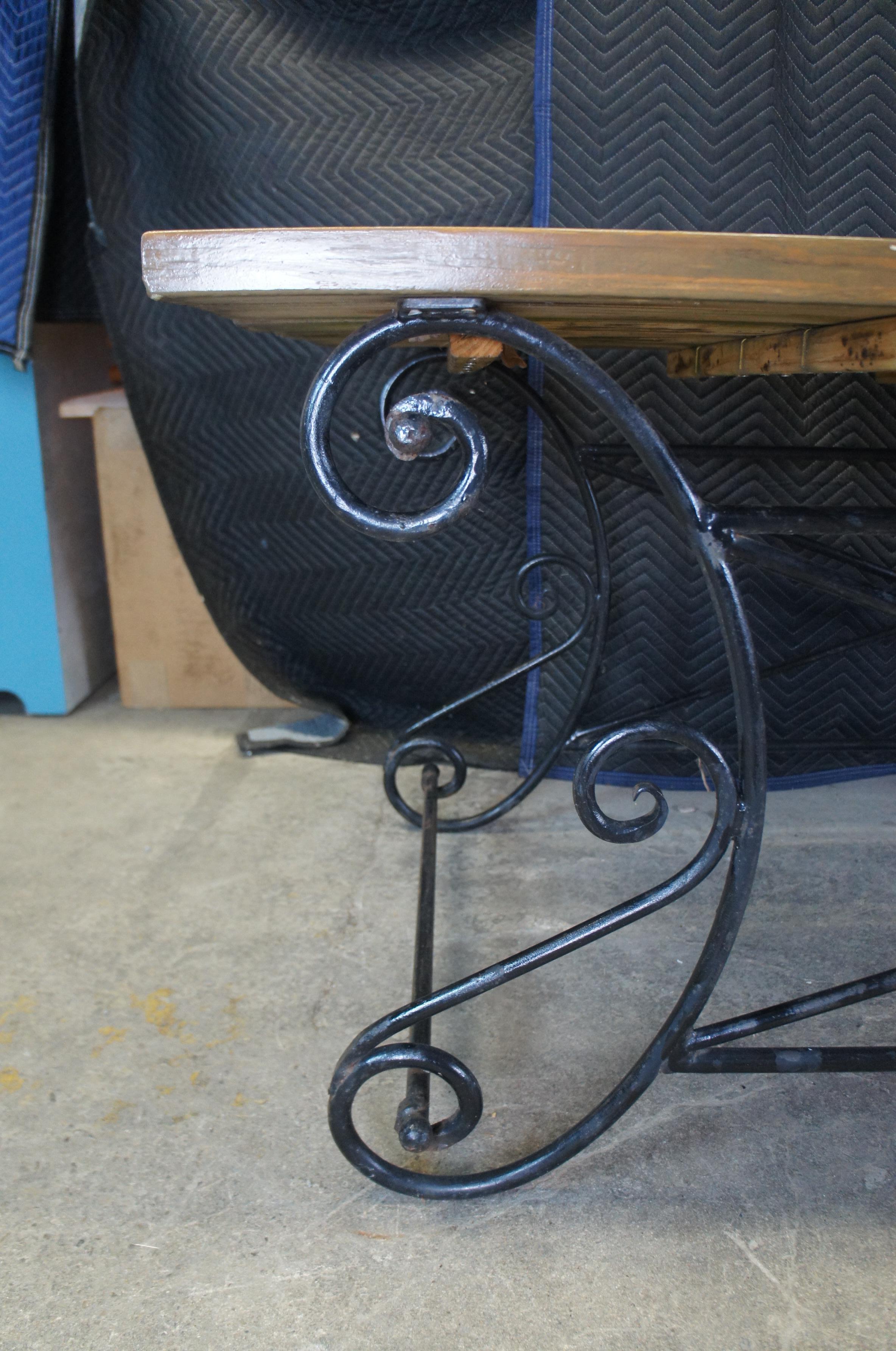 Fer Table de salle à manger d'extérieur en fer à volutes néoclassique directoire vintage 72