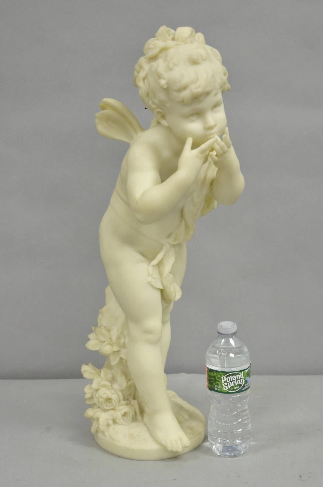Scultura alata di cherubino putti d'epoca in stile neoclassico italiano in finto marmo fuso in resina dopo Augustuste Moreau. Circa metà del XX secolo. Misure: 25
