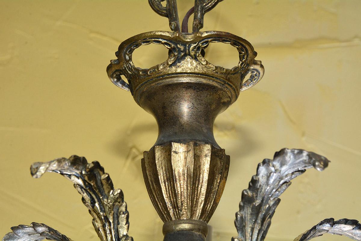 Americano Lampadario neoclassico d'epoca a cinque bracci in metallo in vendita