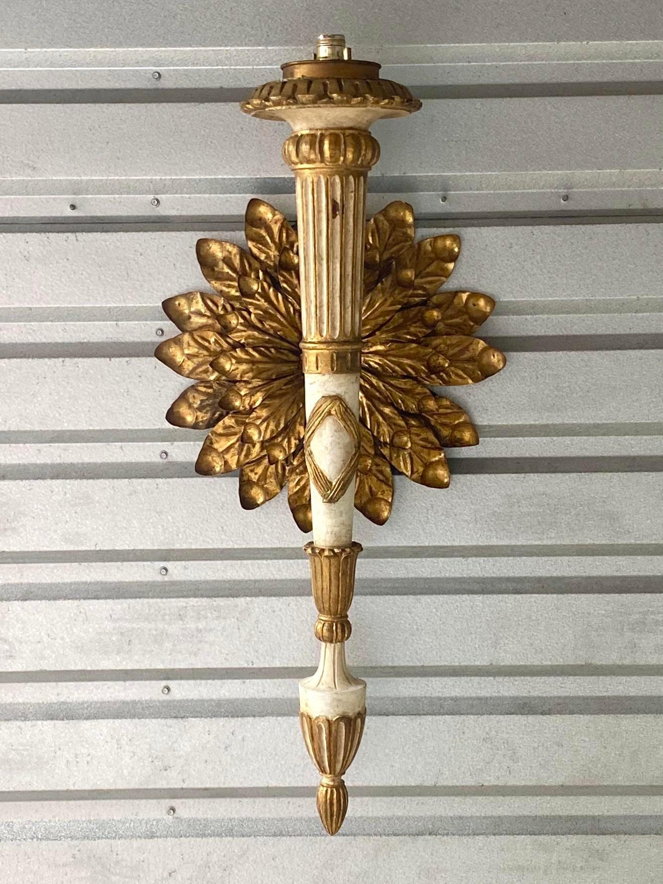 Vintage Neoclassical Gilt Flower Wall Lamp In Good Condition For Sale In west palm beach, FL