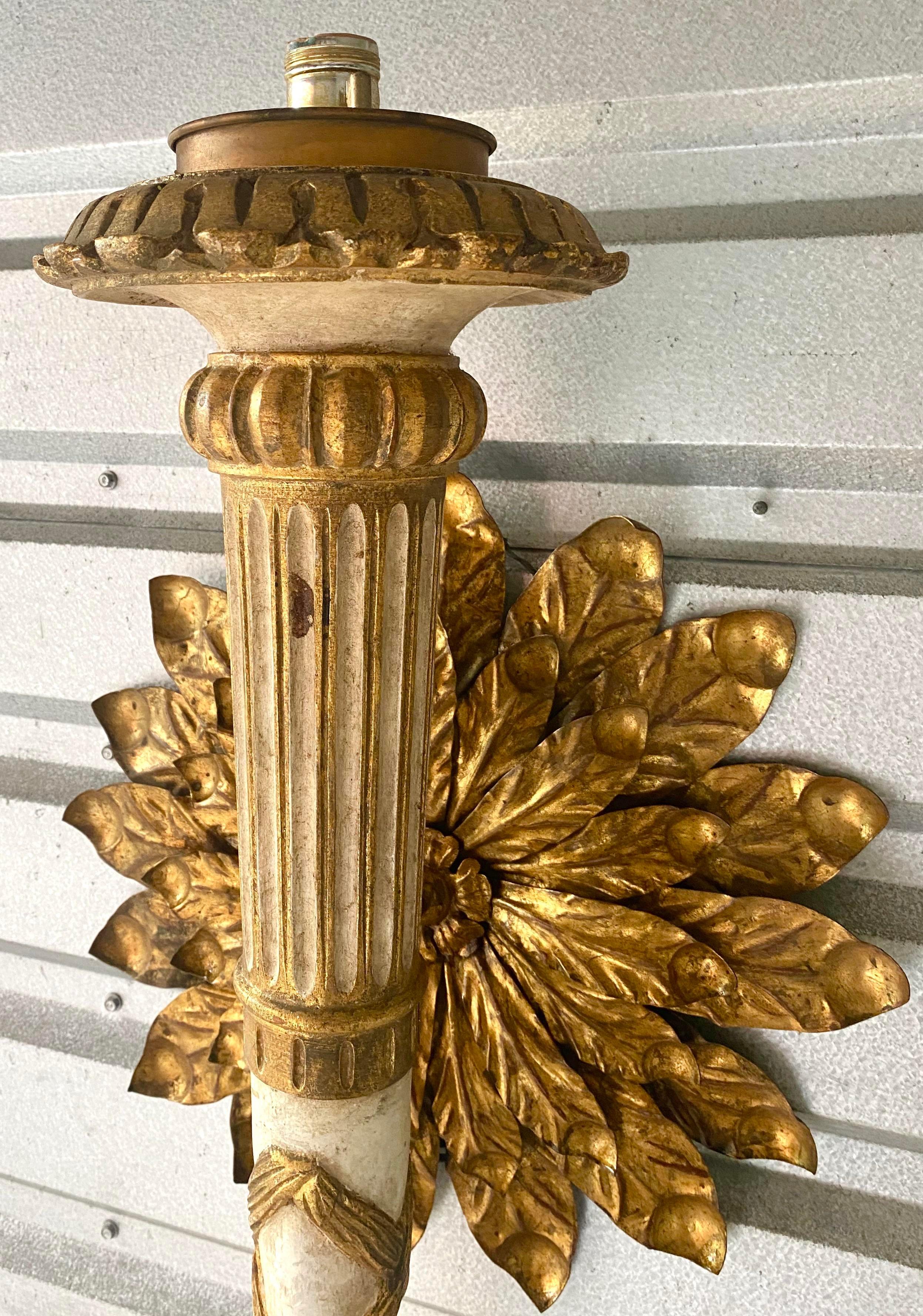 Lampe murale néoclassique vintage à fleurs dorées en vente 1